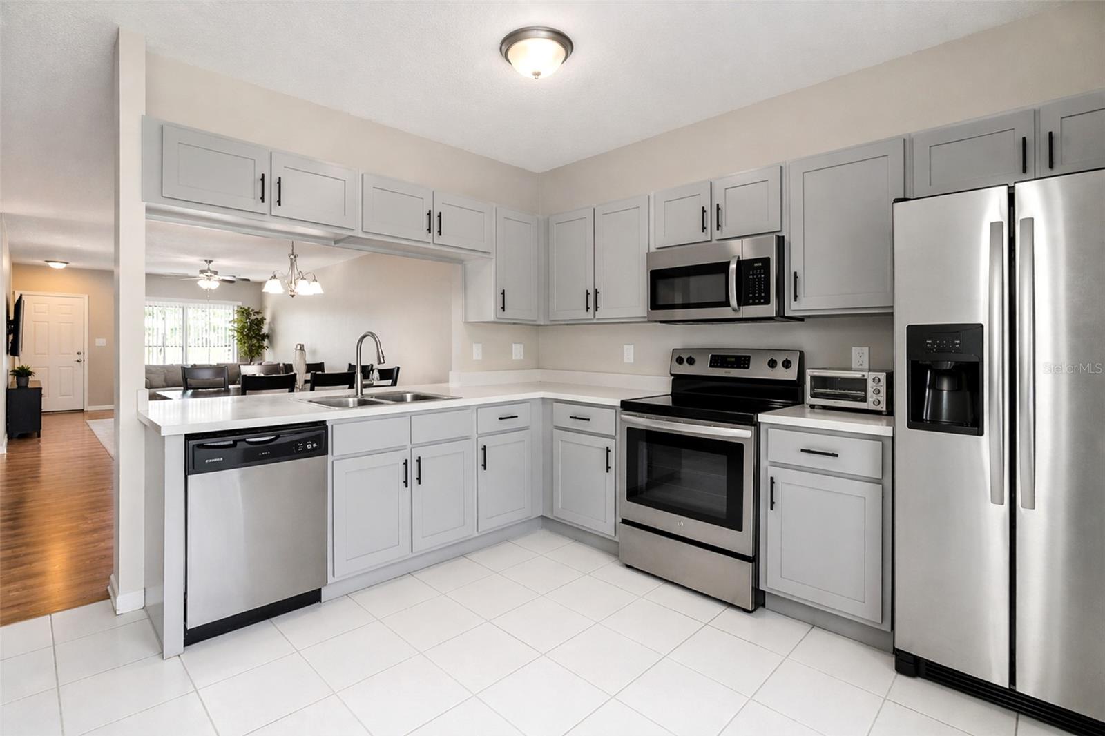 Spacious Modern Kitchen