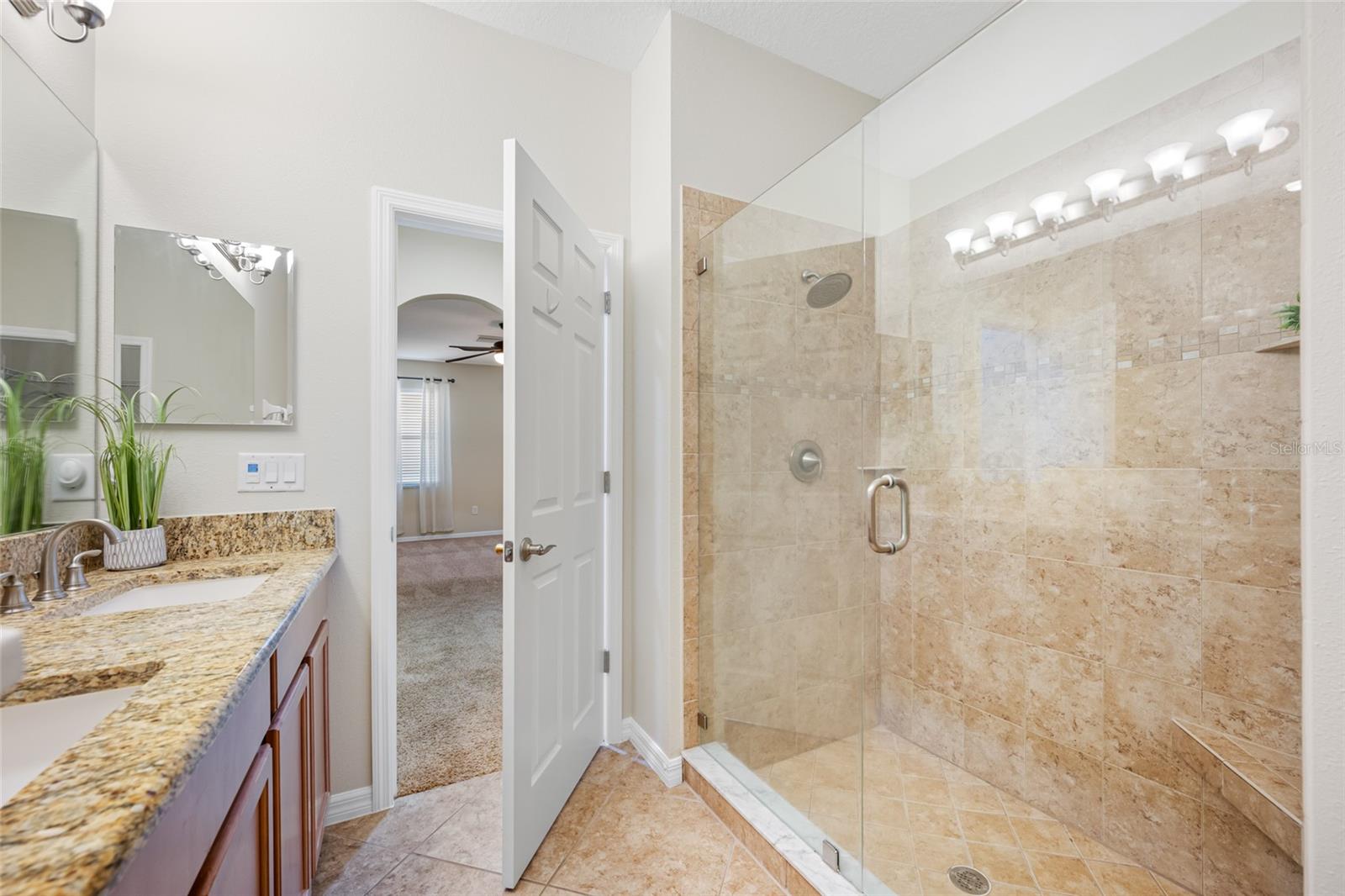 Large Shower w/Corner Seat!