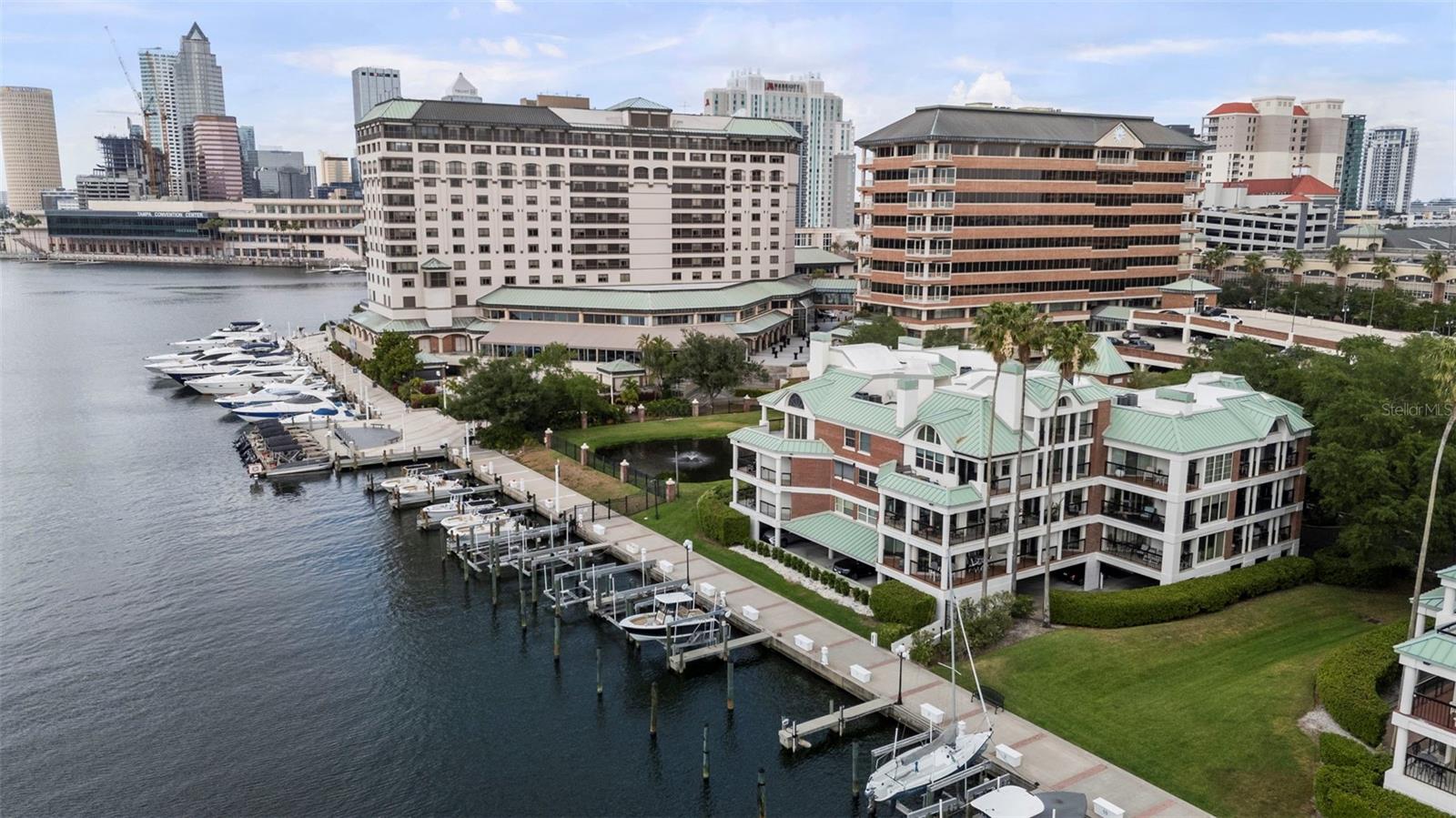 Waterfront Condo in 24hr guard gated Harbour Island