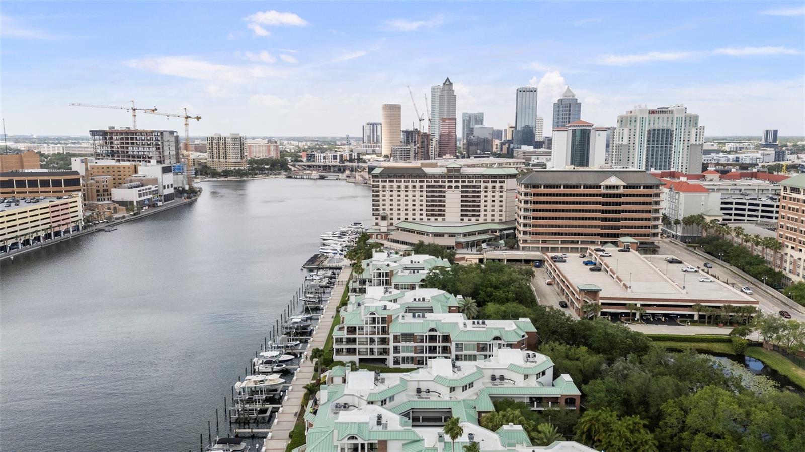 Just minutes to downtown, walk, ride or take a boat!