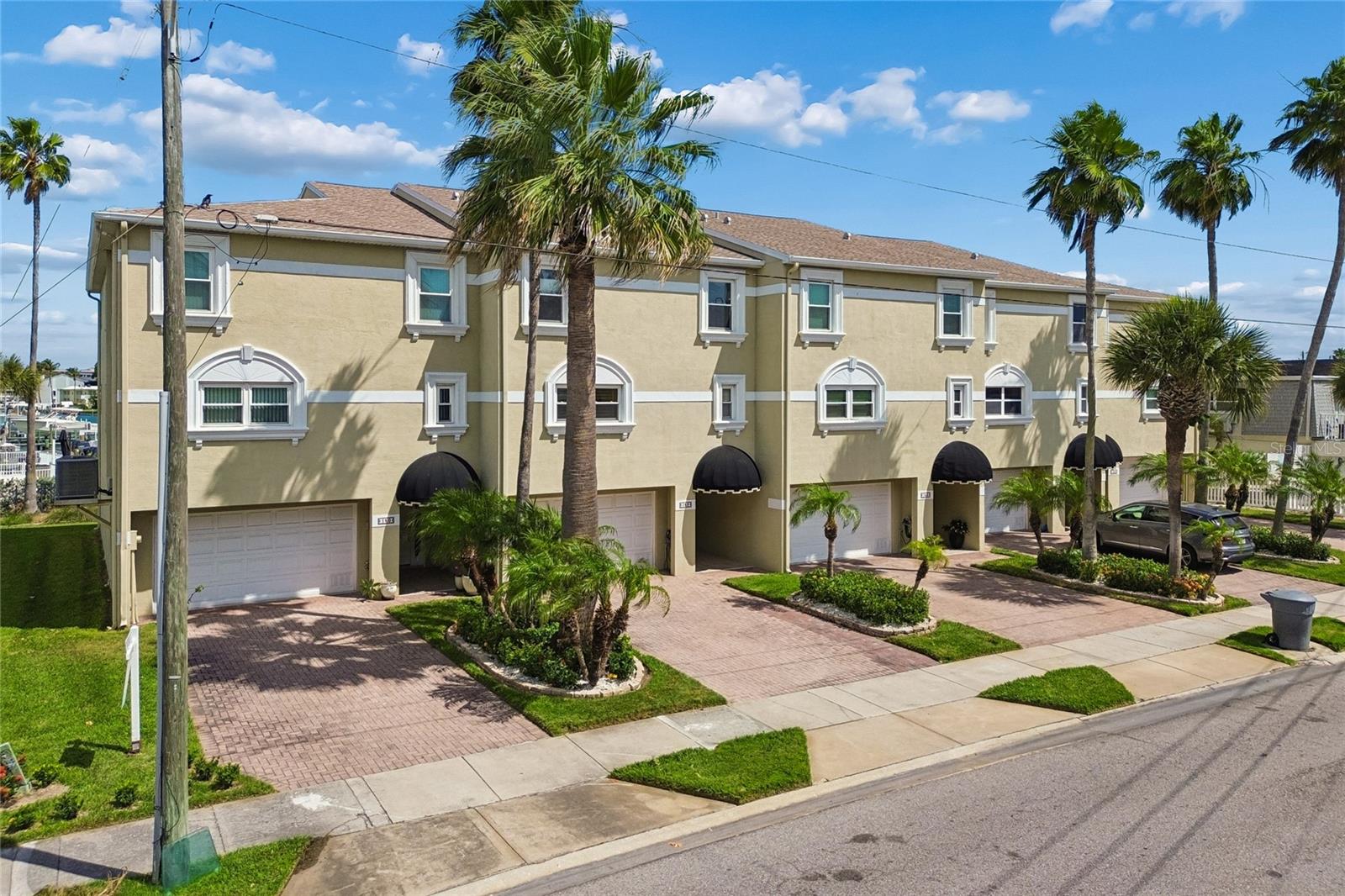 Manicure townhouse Community with an amazing location steps to the beach