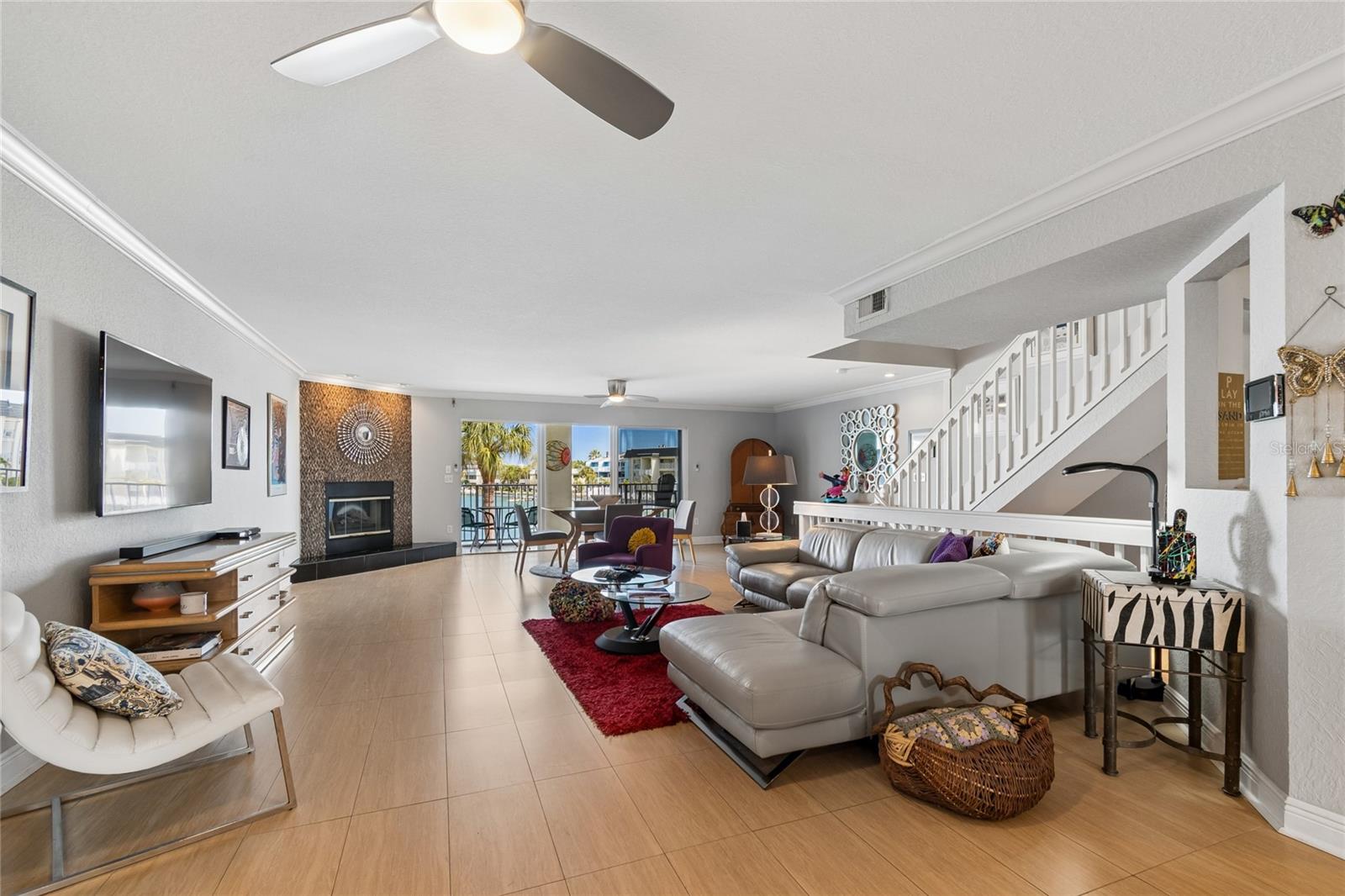 You can configure this great room in so many ways