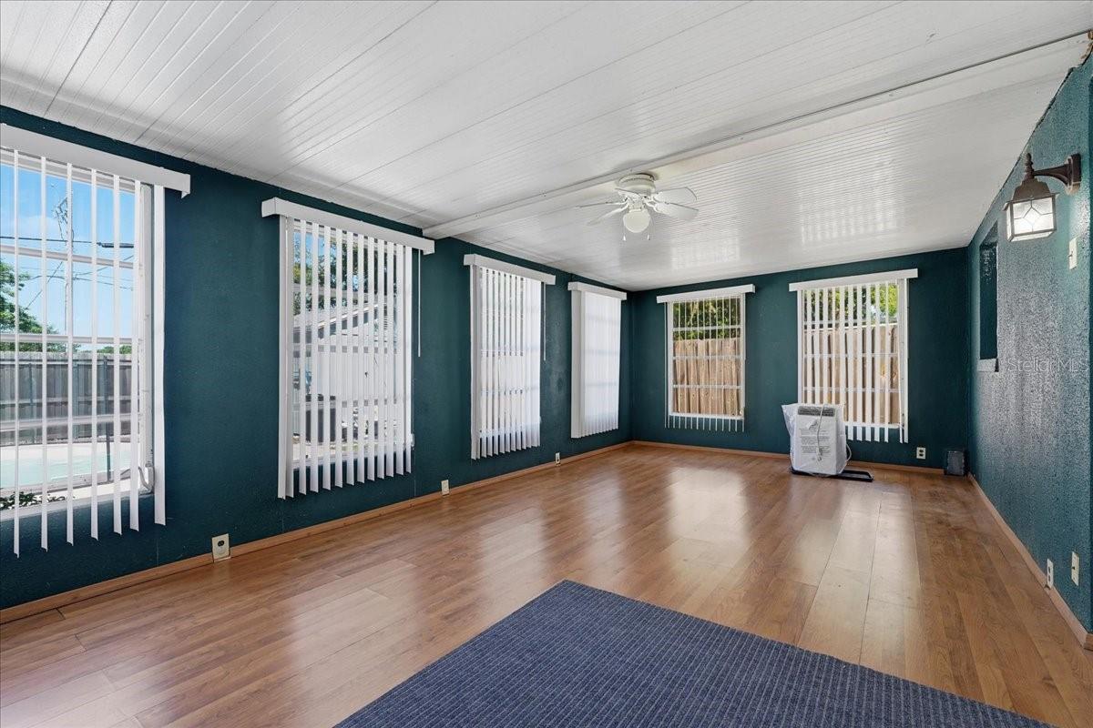 22'x11' Florida Room with tinted glass windows, vertical blinds and wood laminate flooring