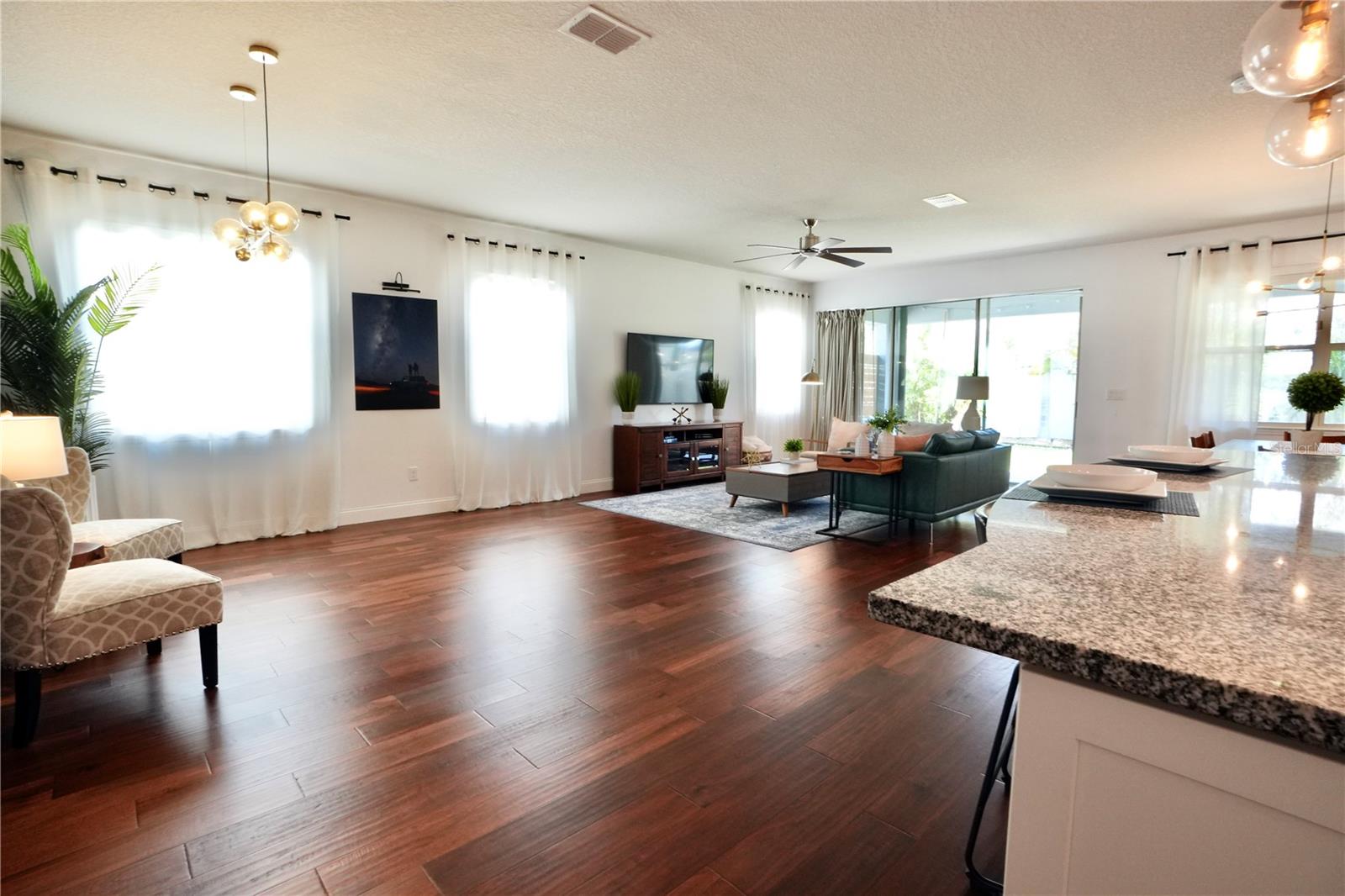 Entering the open, light and bright living space.