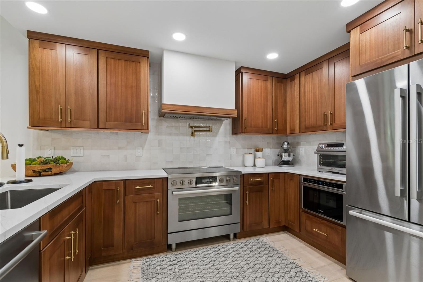 Chefs dream kitchen w/wood cabinets, Bosch appliances w/Induction Cooking!
