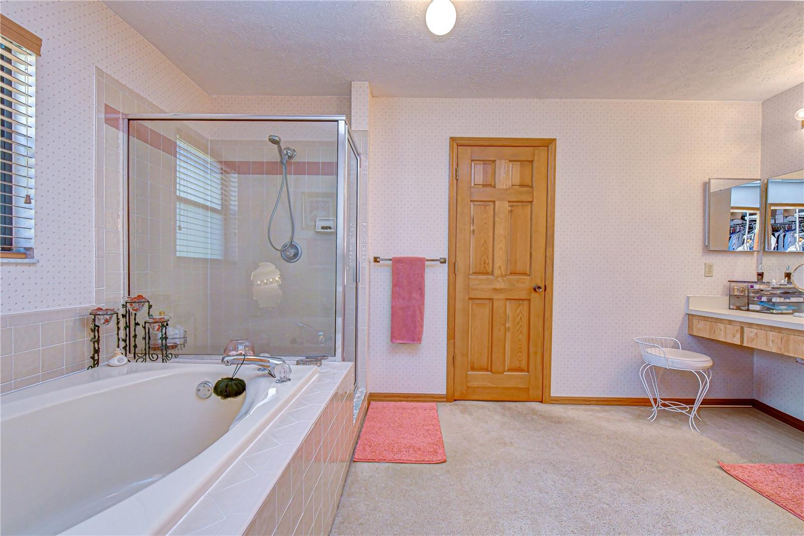 En suite bath with dedicated vanity area