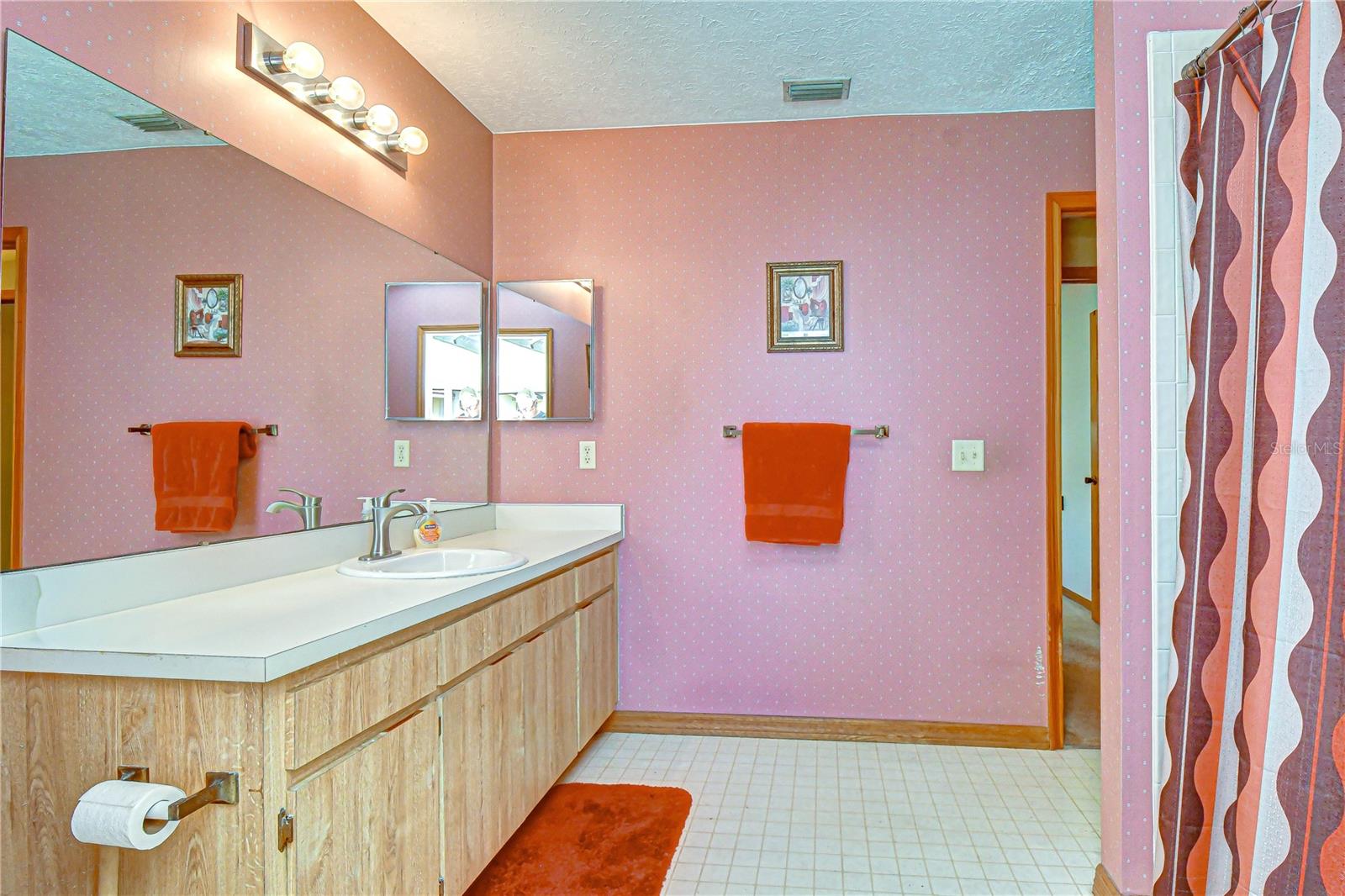 Full Bathroom / Pool Bath