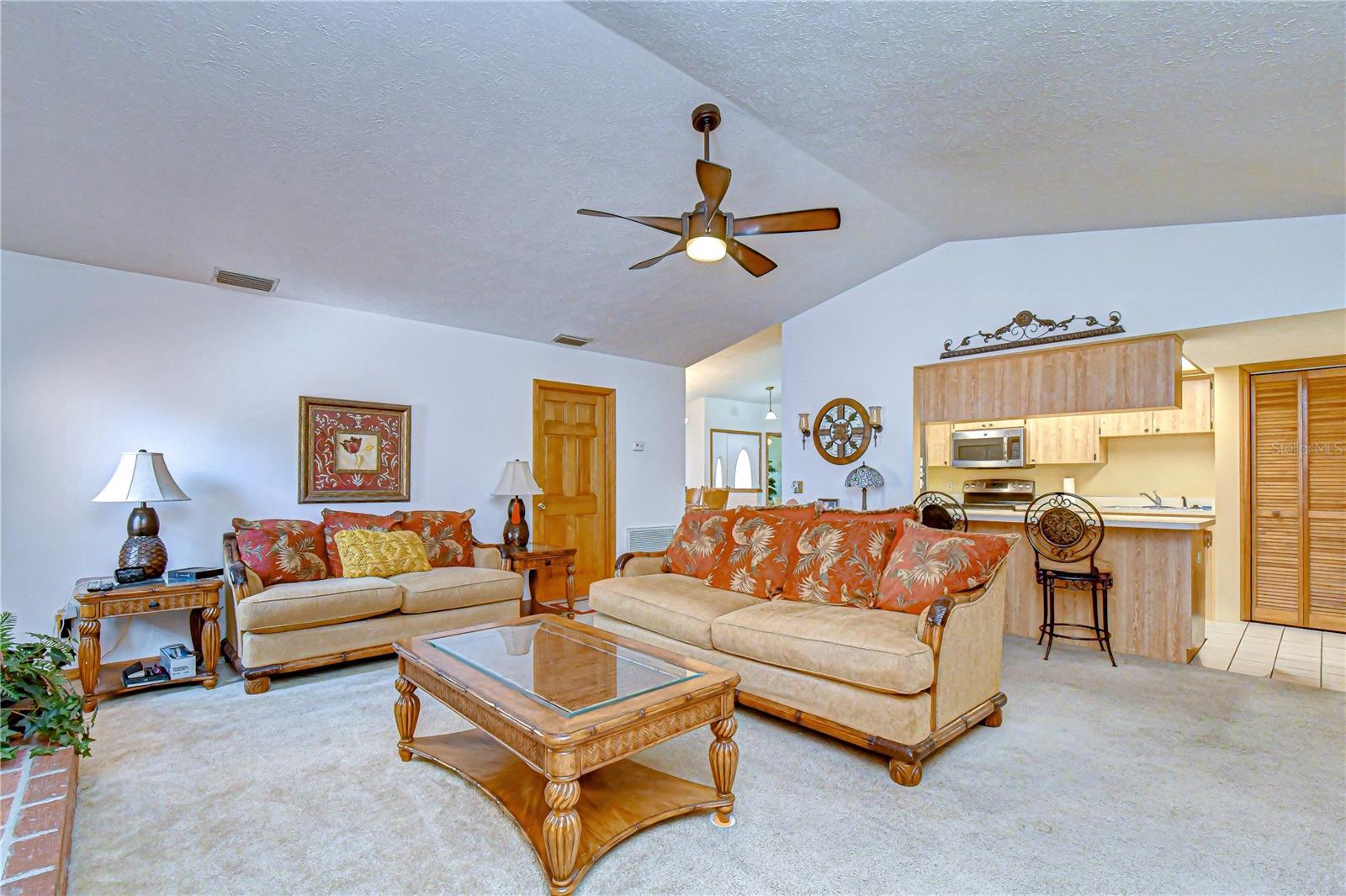 Light-filled spaces with seamless flow and outdoor connection