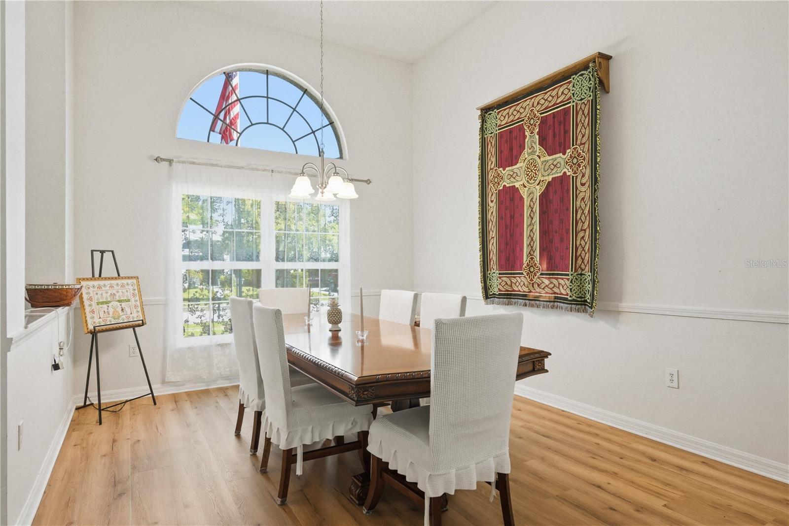 Spacious Dining Area - plenty of room!