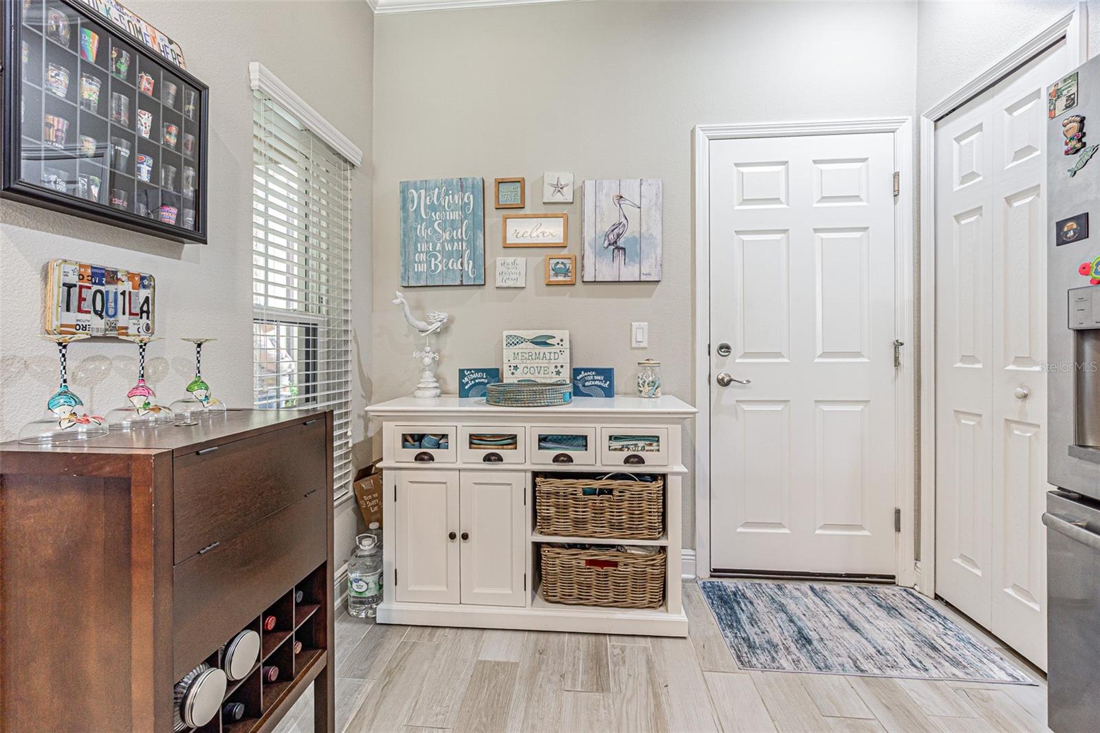 Eat-in area in kitchen.