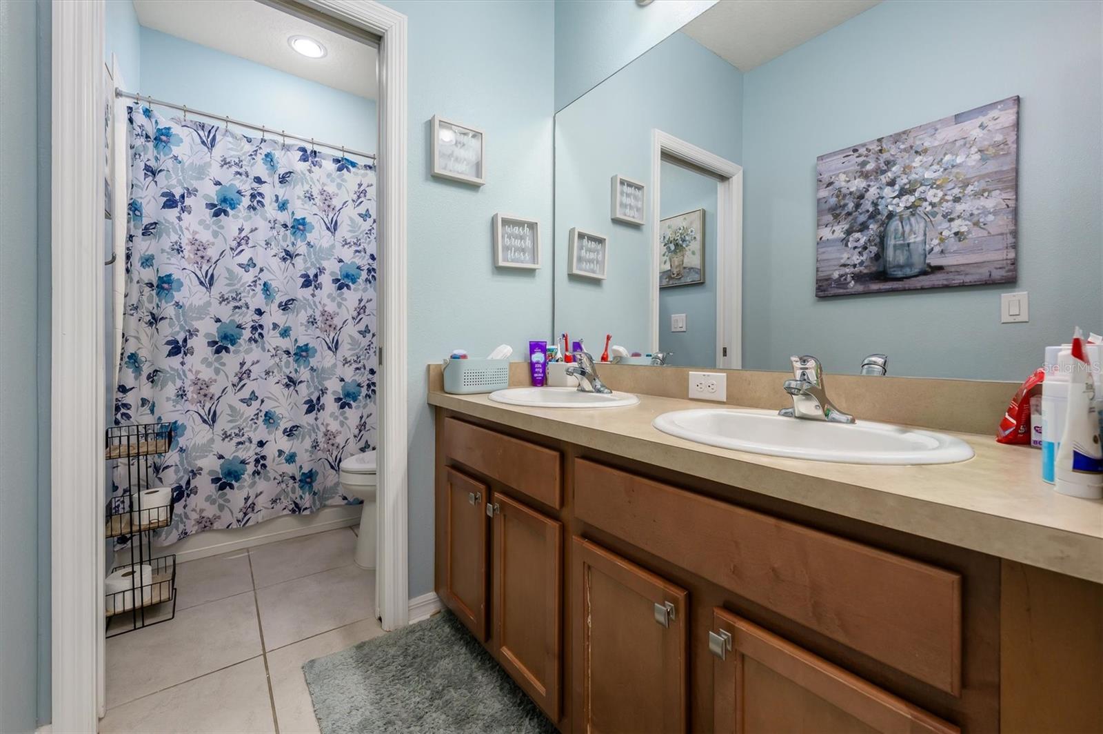 Upstairs 2nd bathroom