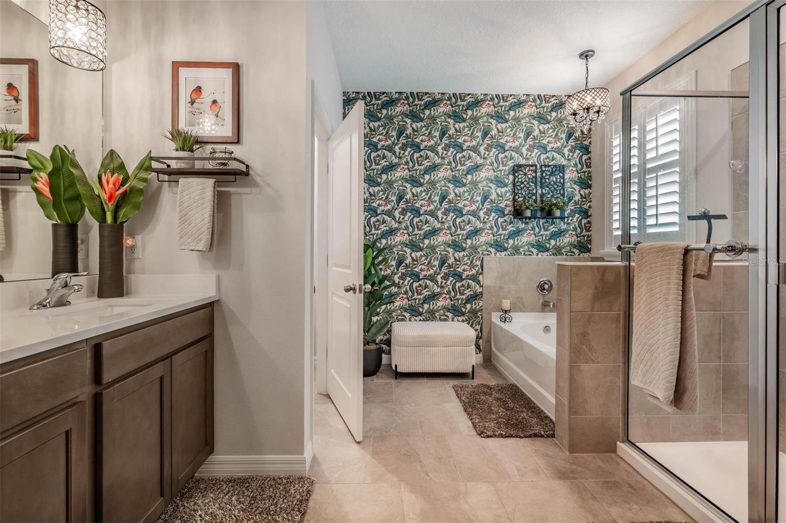 Large primary en-suite bath