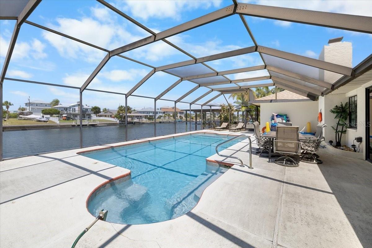 Jetted sitting area in pool