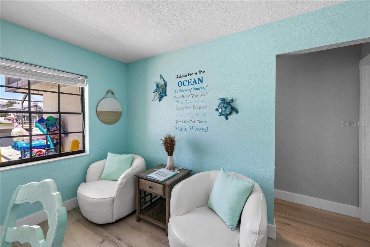 sitting area off kitchen