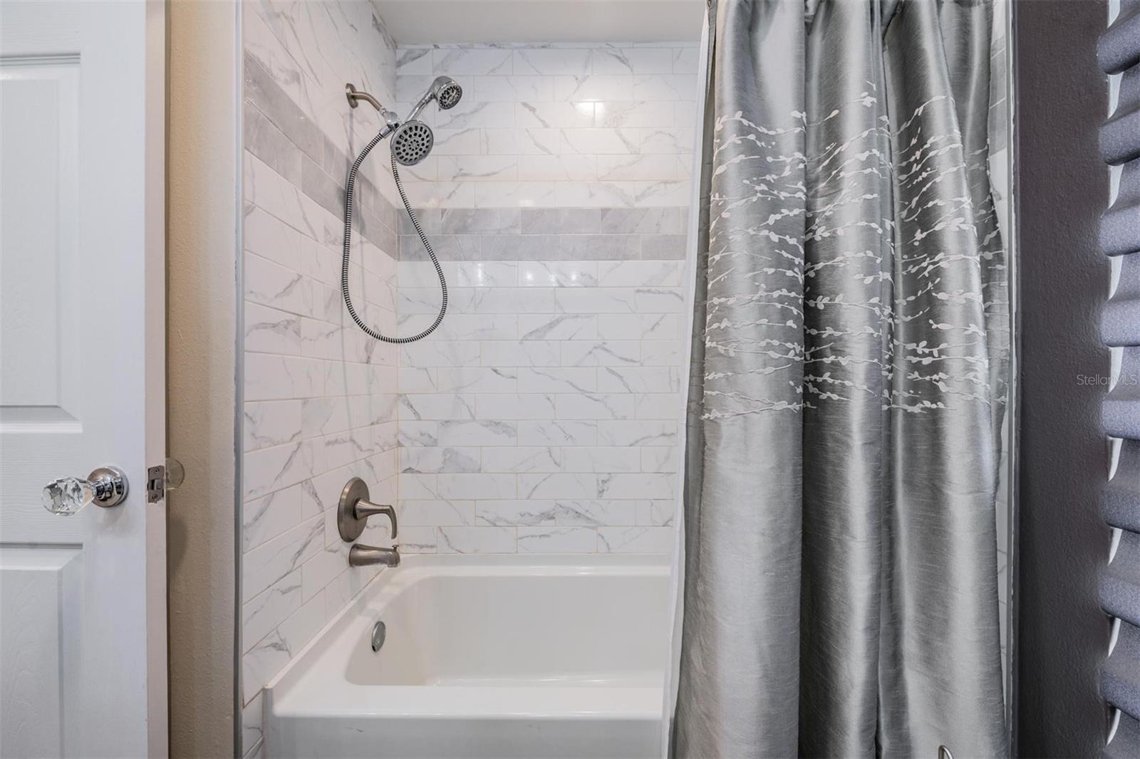 Tub/Shower in 2nd bathroom