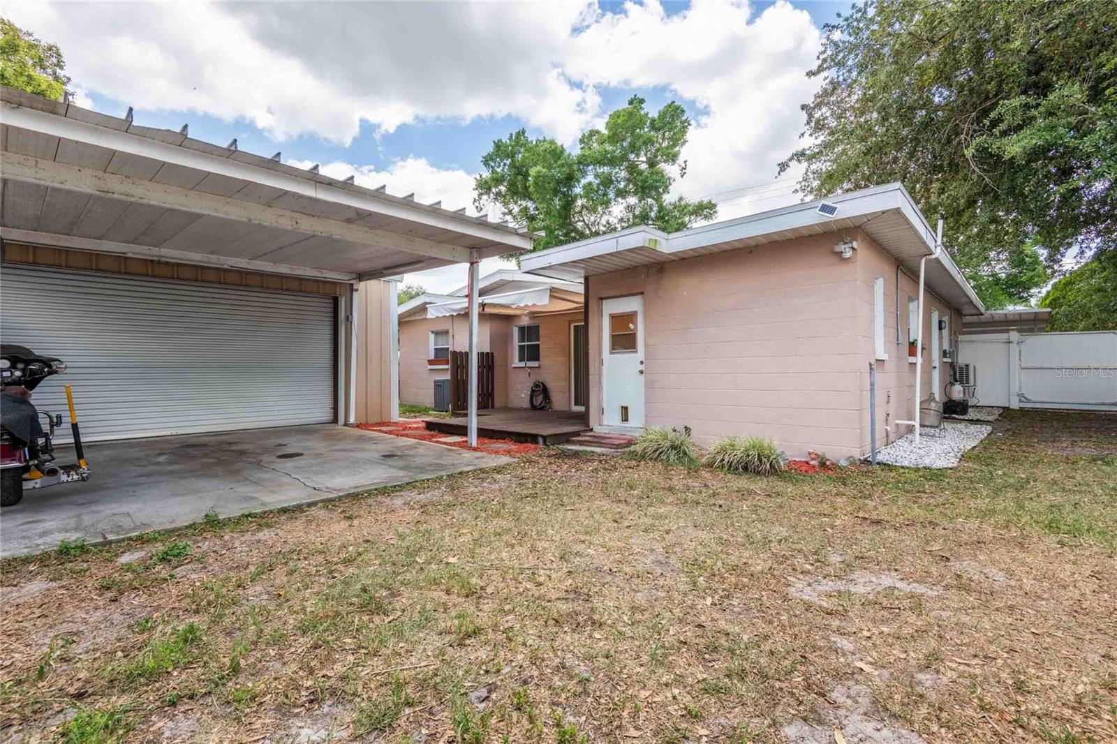 Side has double gate to pull vehicles into workshop.