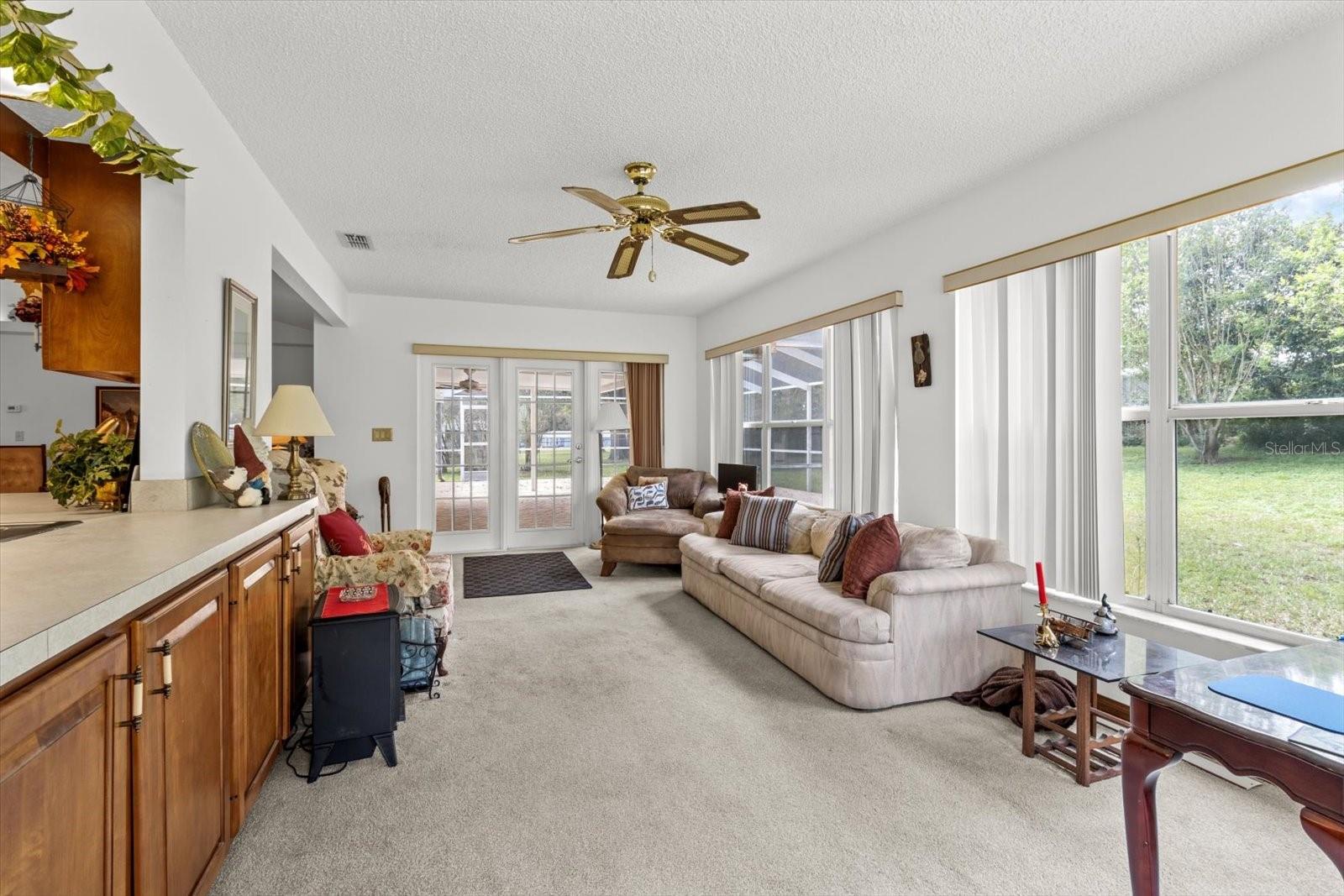 Double doors to lanai