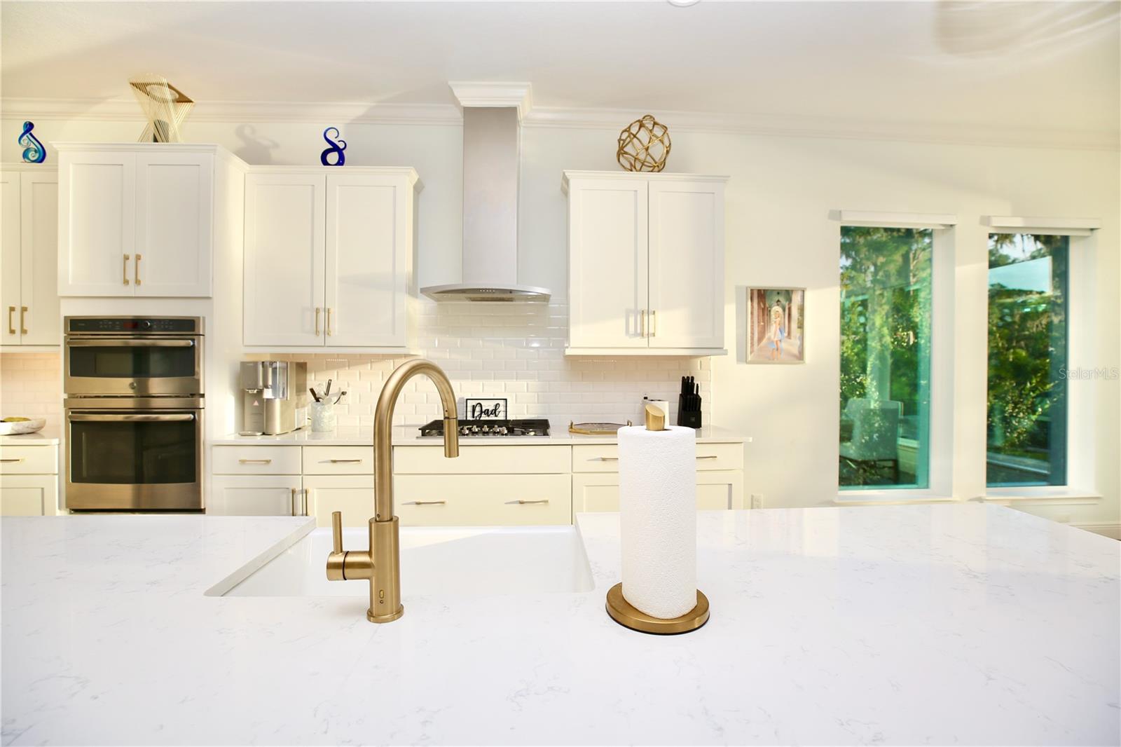 gold features throughout the kitchen