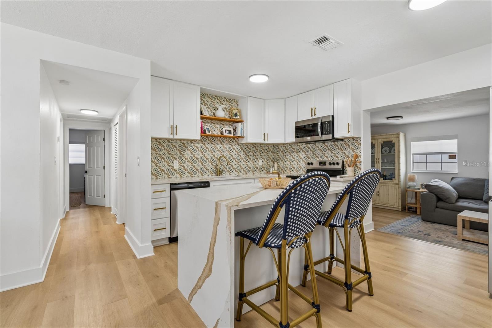 Kitchen w/Gorgeous Backsplash & Waterfall Island