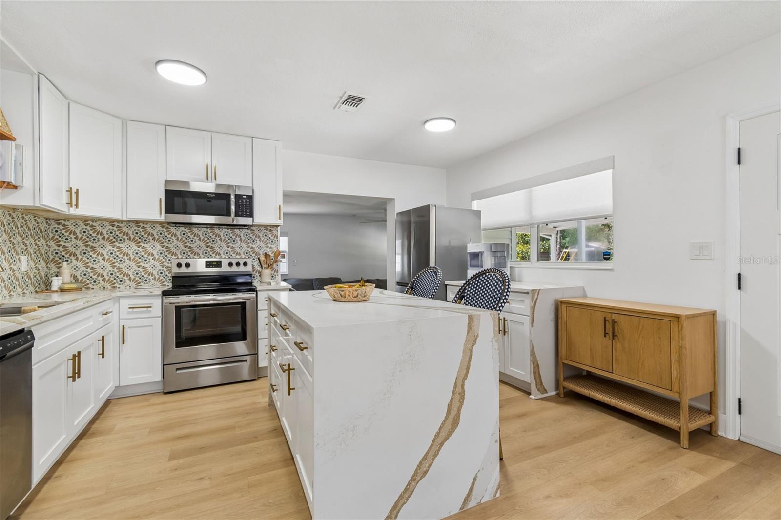 Waterfall Island w/Quartz Countertop