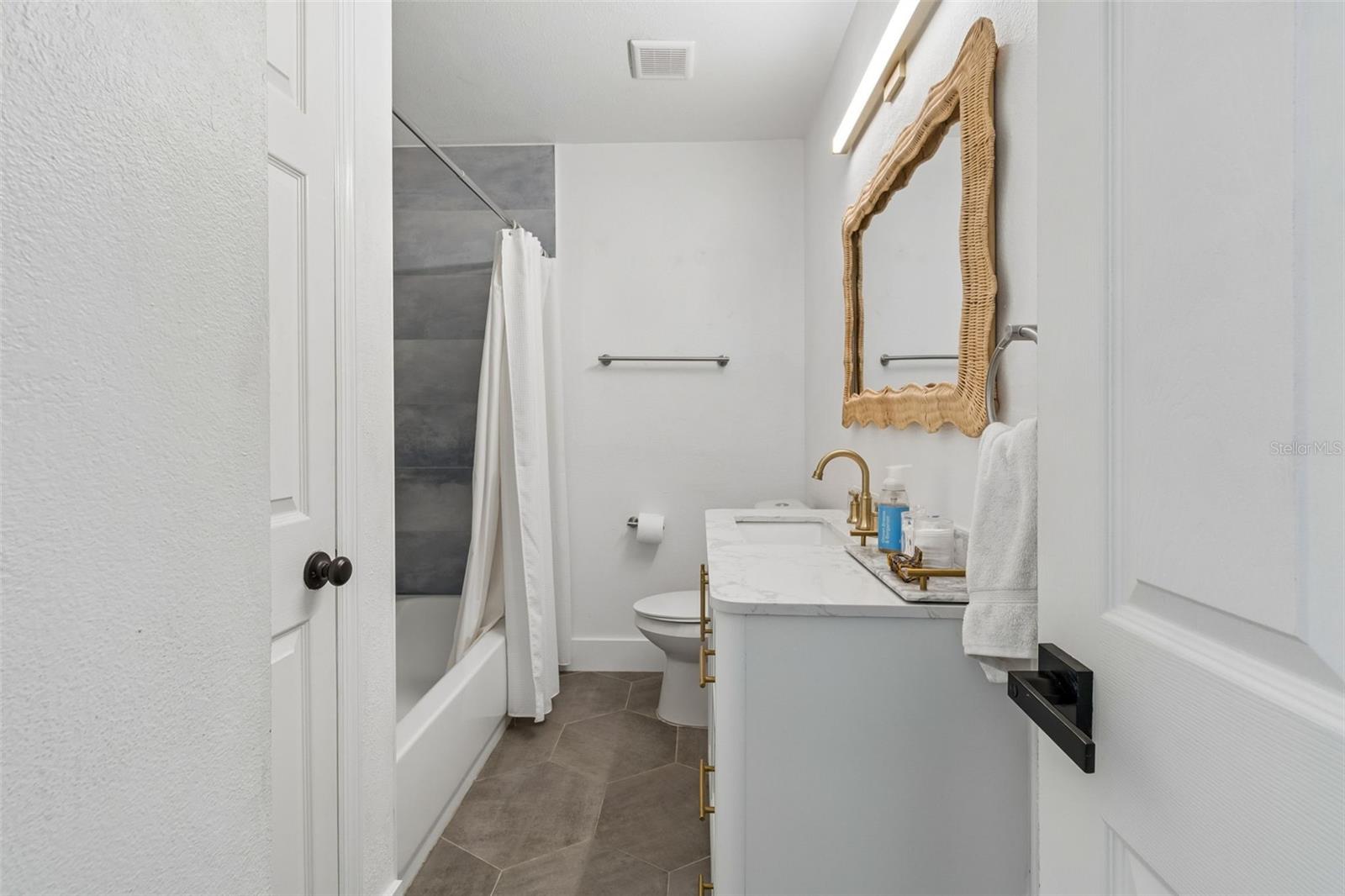 Bathroom 1 - Tub-Shower Combo w/Tile to Ceiling