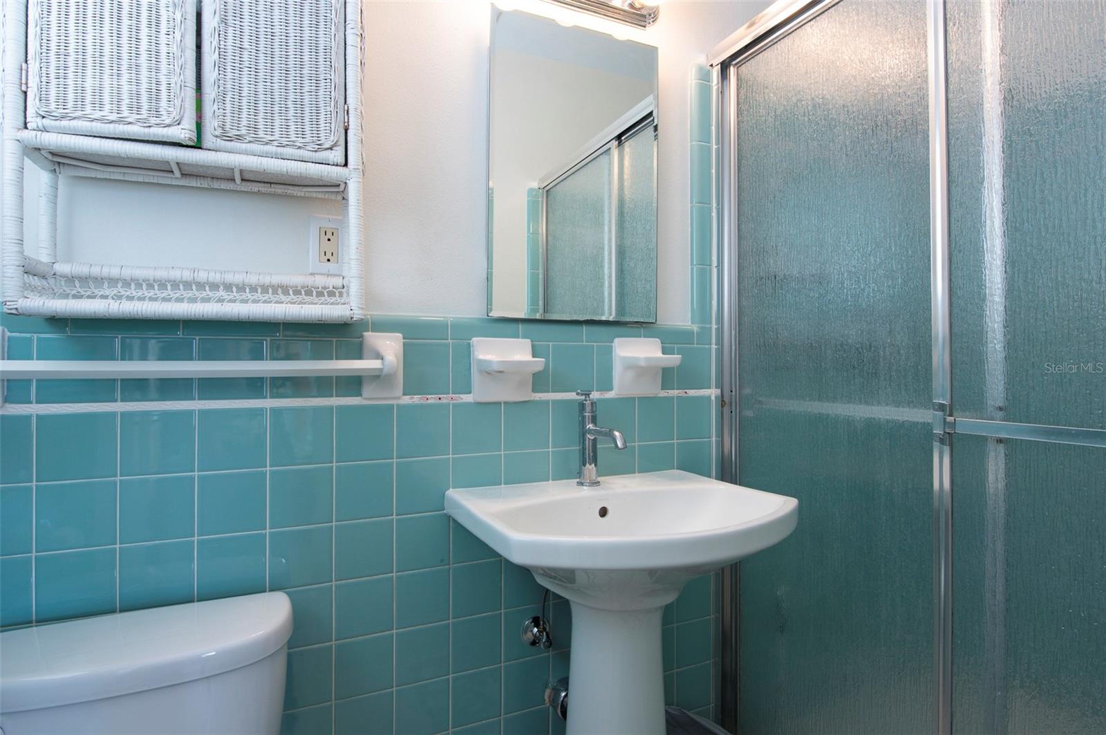 And a second en suite bathroom attached