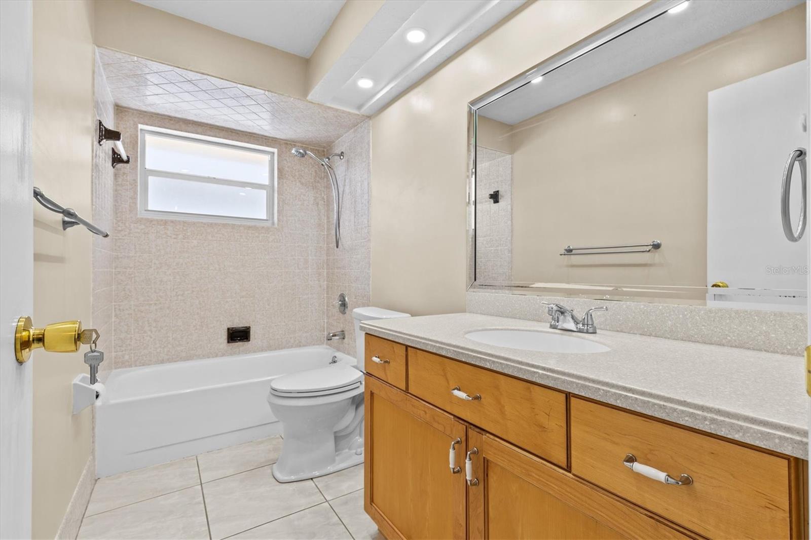 Hall bath with tub/shower combo for practical use