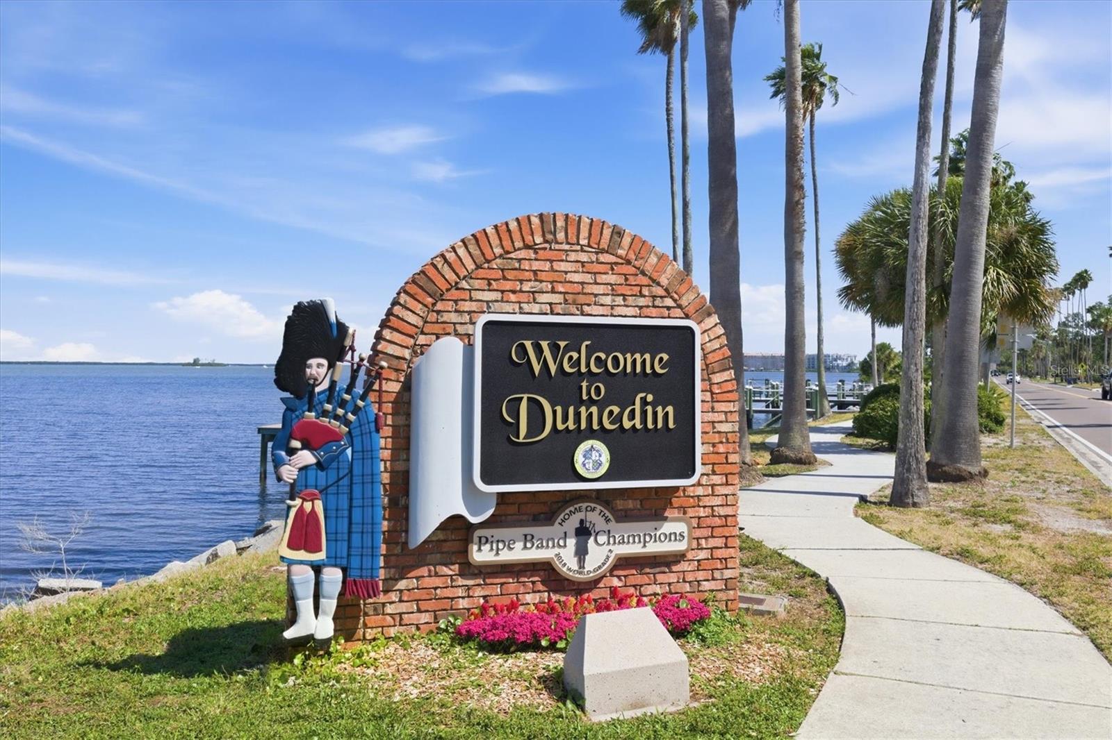 3 miles to Downtown Dunedin