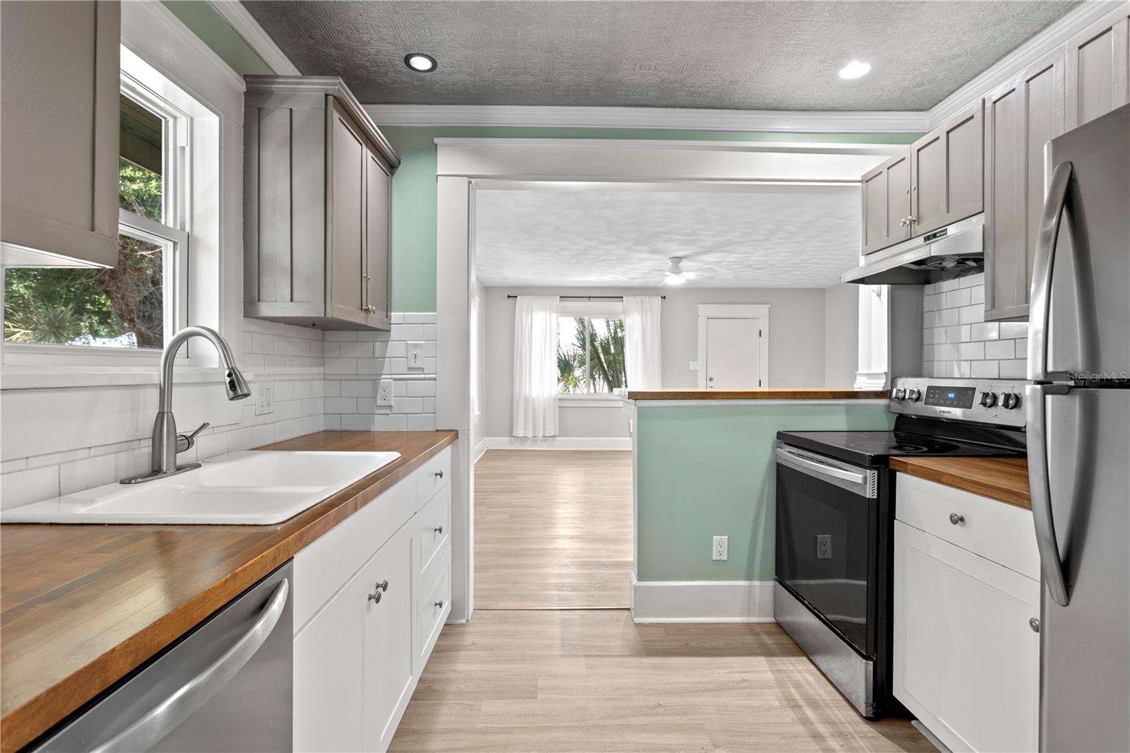 Eat-In Kitchen with Bar