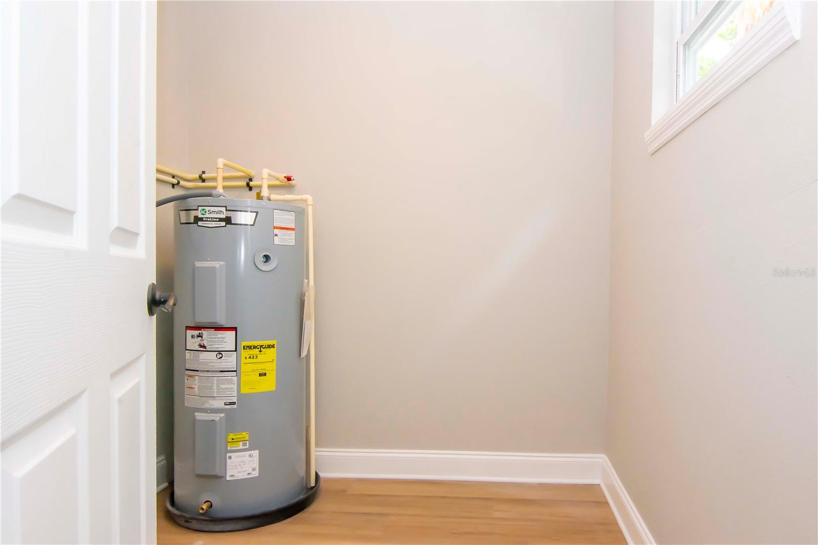 laundry room w/hook ups