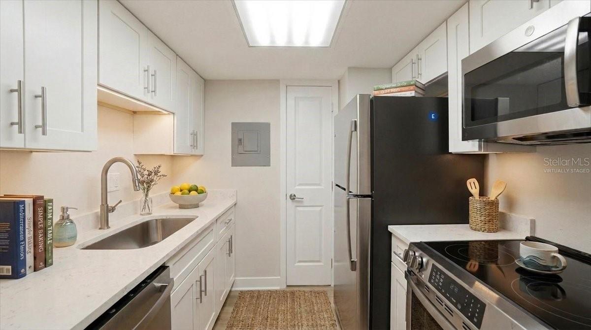 VIRTUALLY STAGED KITCHEN