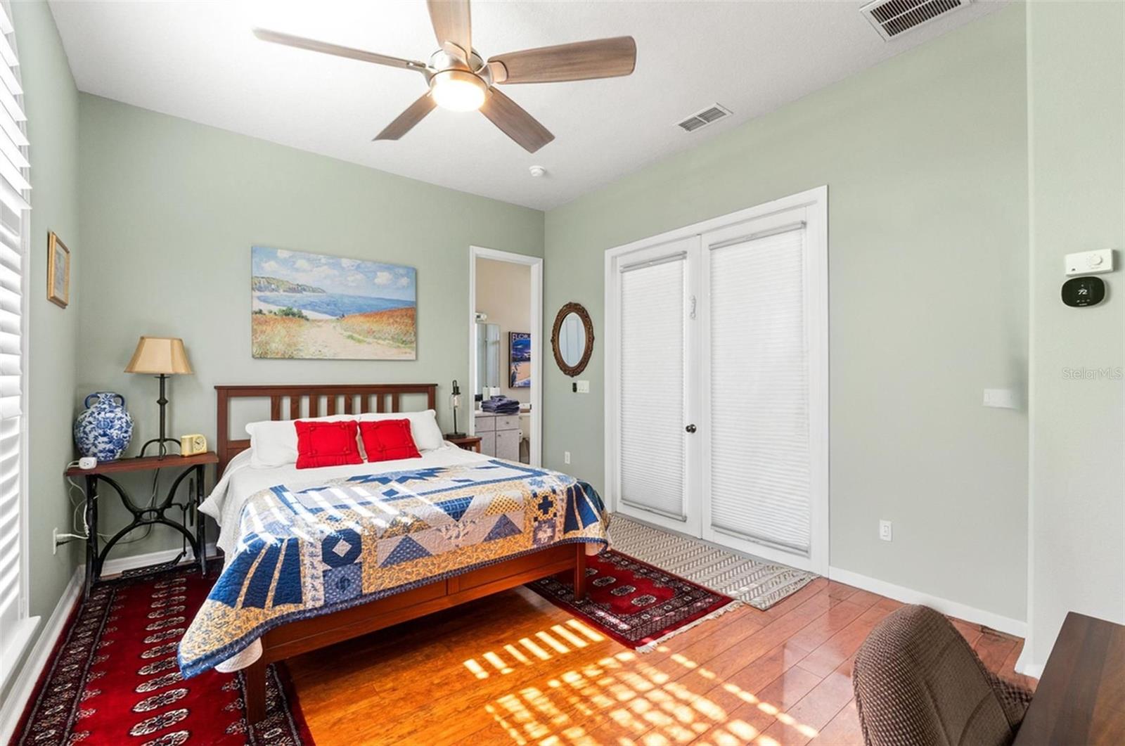 suite bedroom