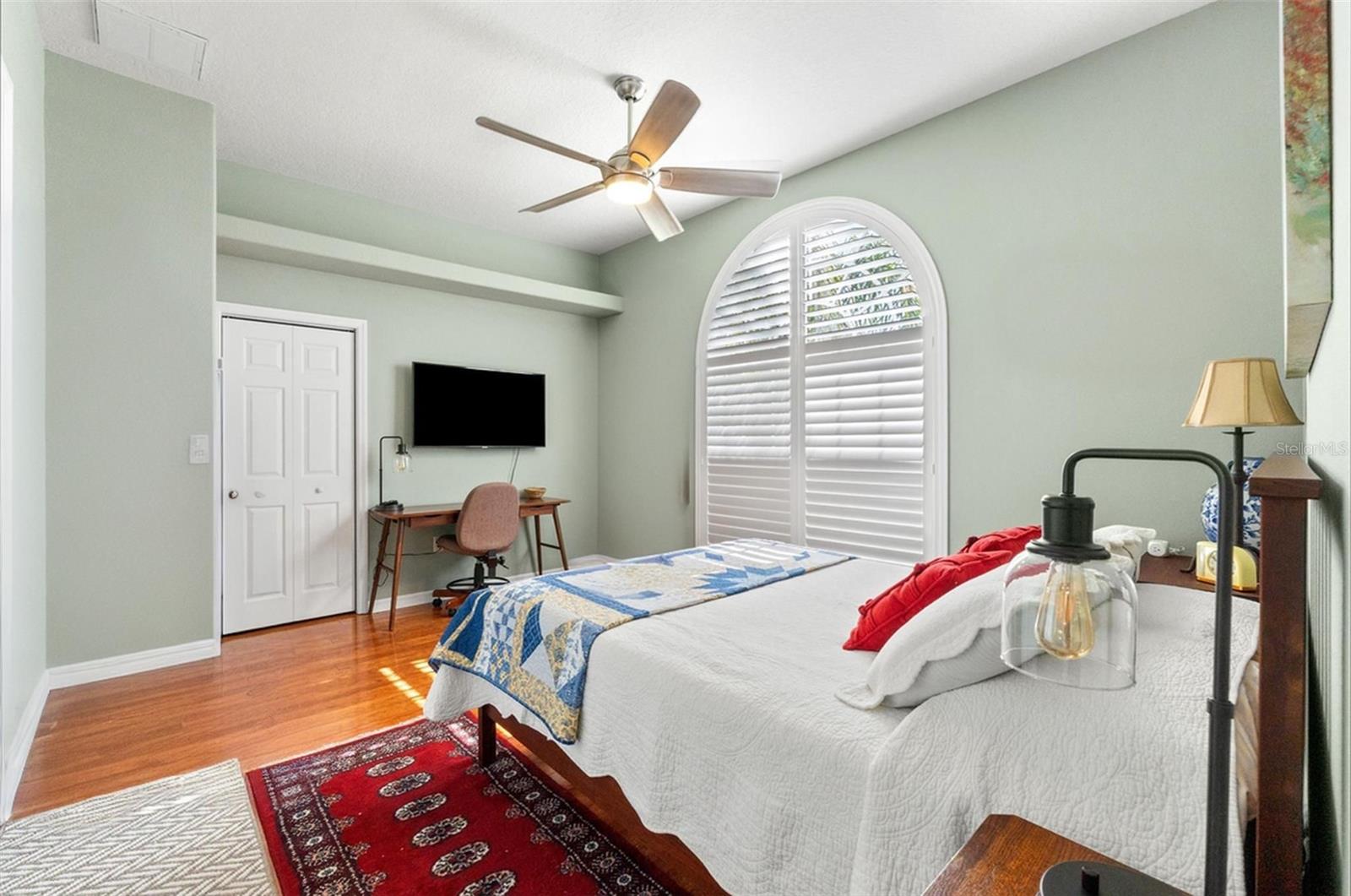 suite bedroom