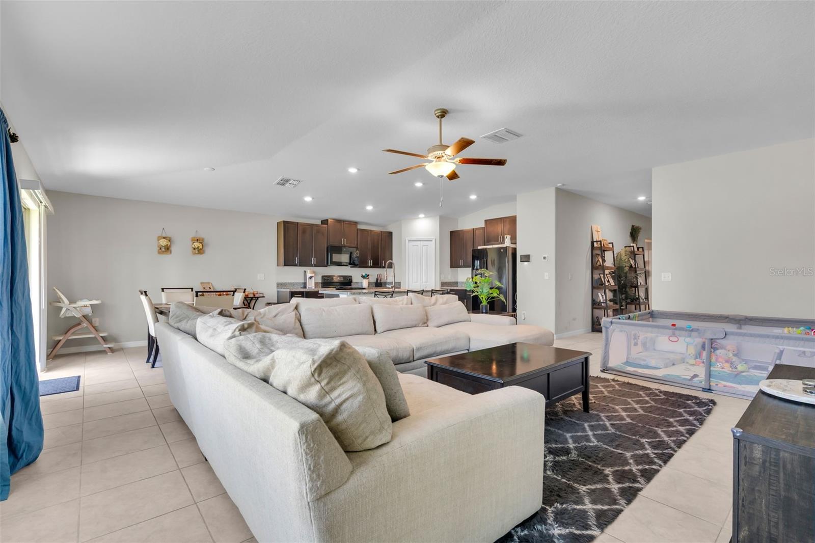 living room / kitchen / dining