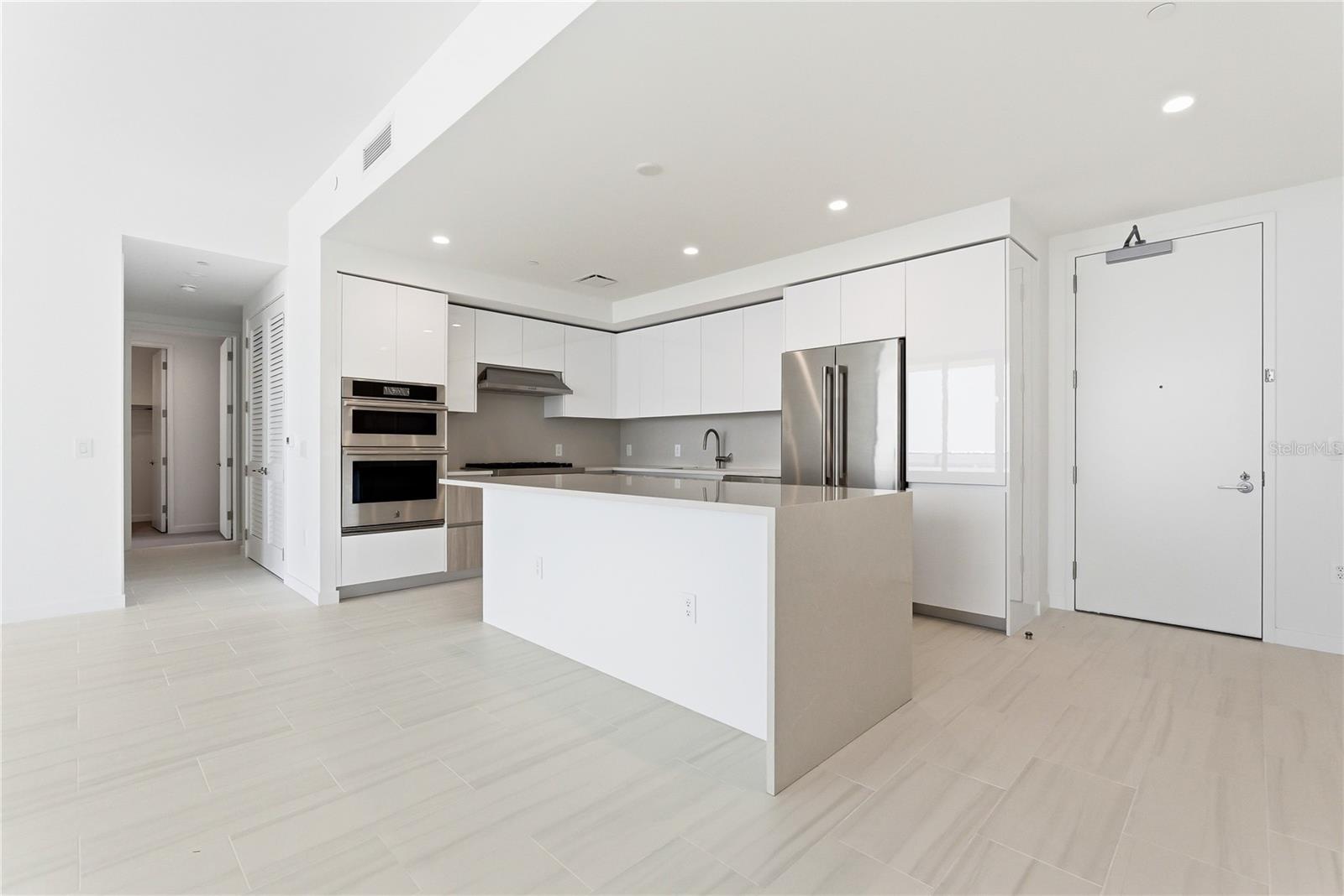 Entertainer's Kitchen, Bay Views