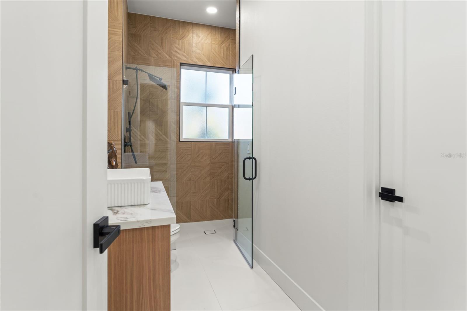 donwstairs office/bedroom ensuite bath