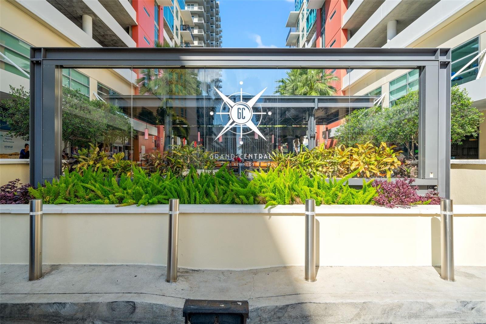 Building courtyard with bars, restaurants and services.