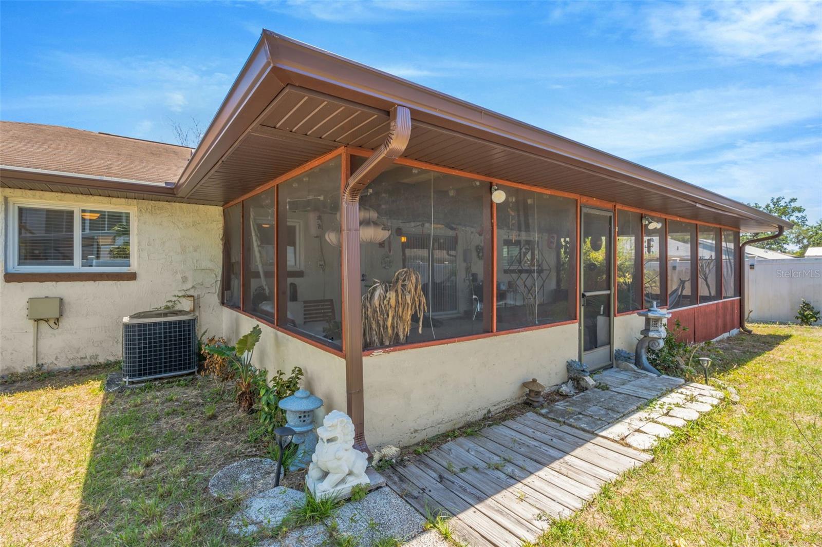 Backyard view towards Lanai