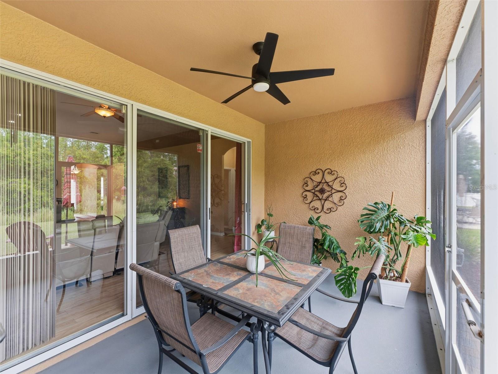 Screened porch w/ceiling fan