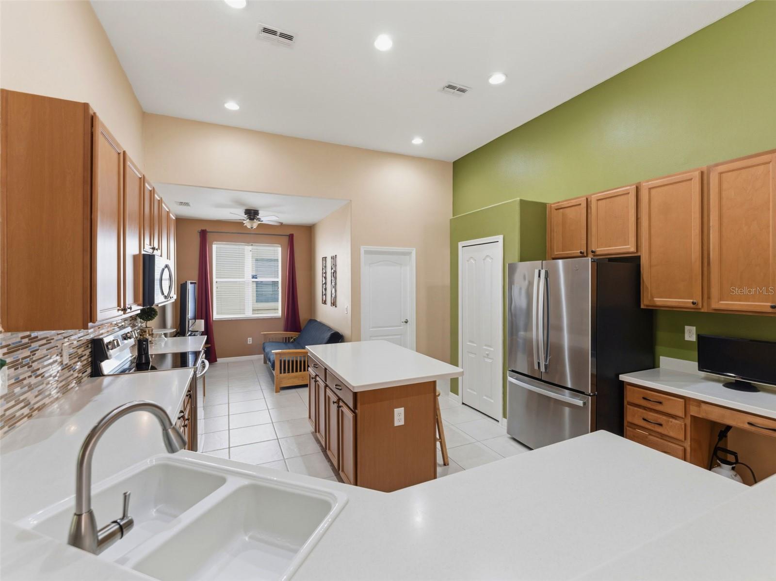 Spacious kitchen with prep island, built-in desk, breakfast bar and breakfast nook