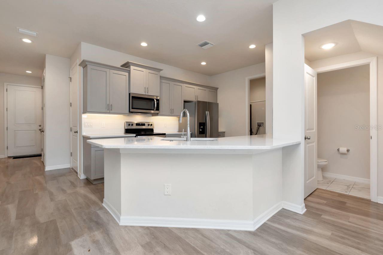 Kitchen w/bar seating