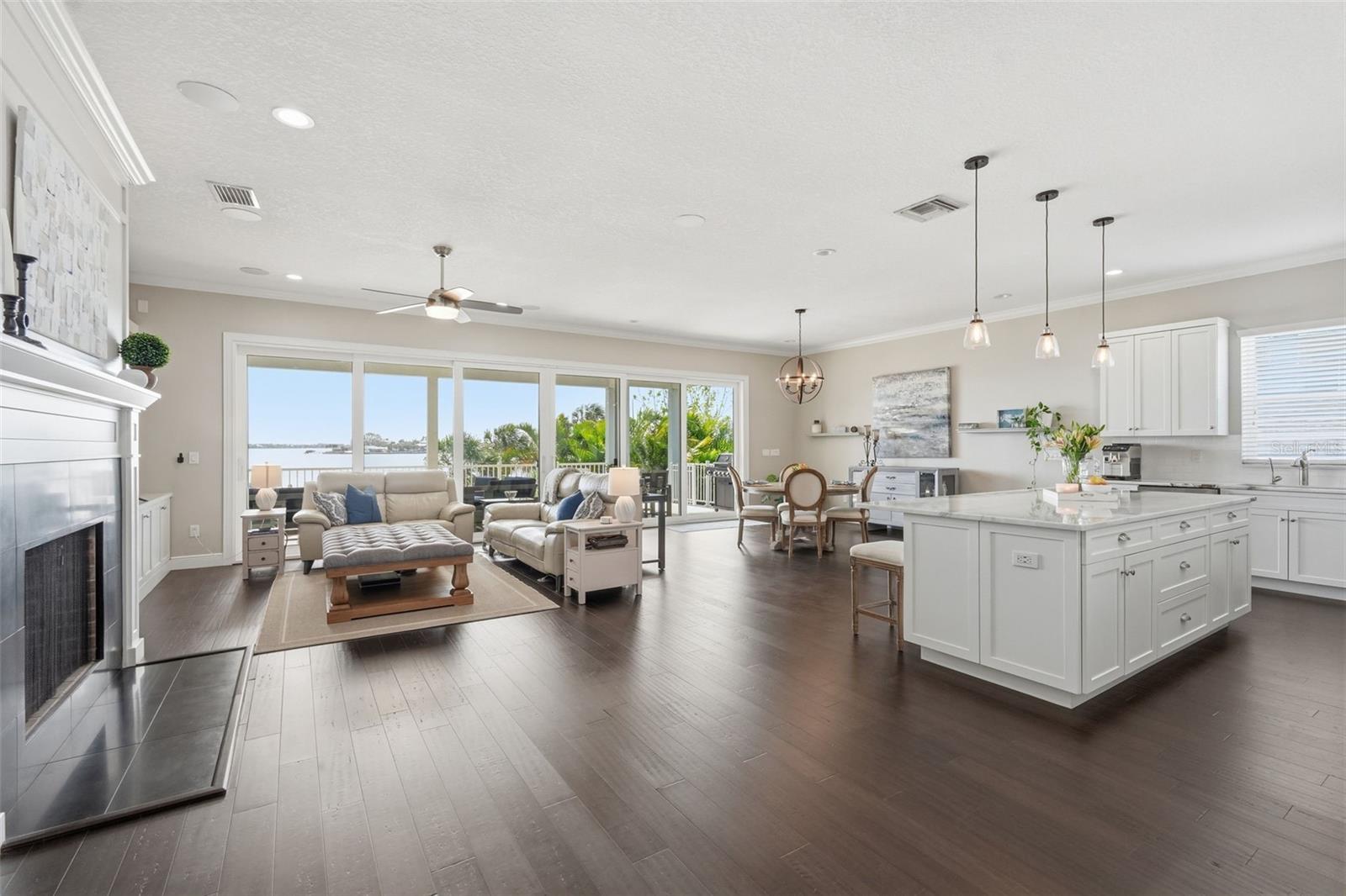 Check out this open floor plan. Nice, right?