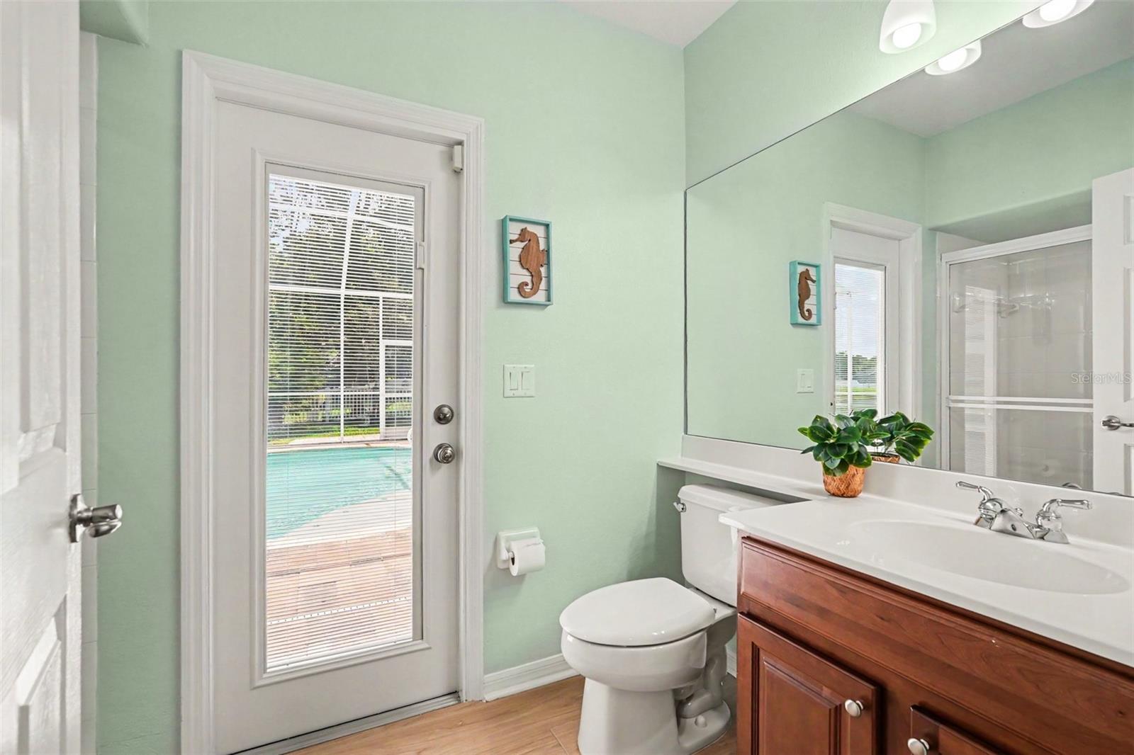 Third bathroom with access to the pool