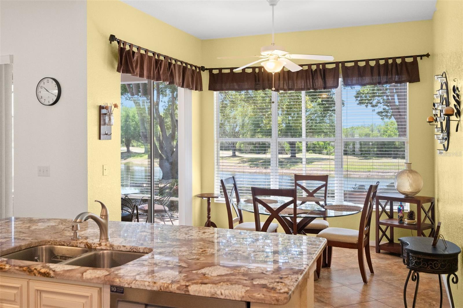 Dinette Showing Views