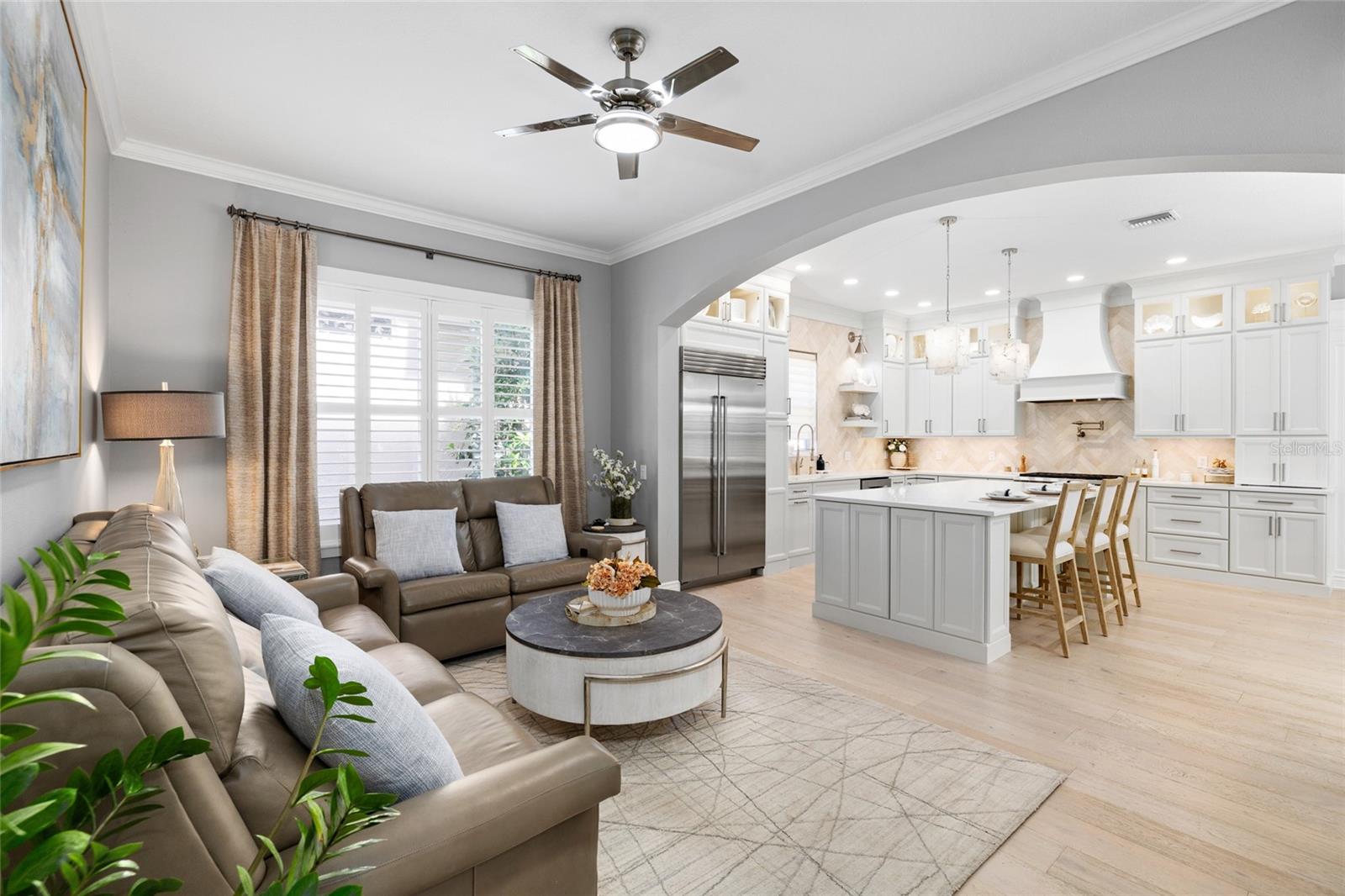 Family Rm to Kitchen