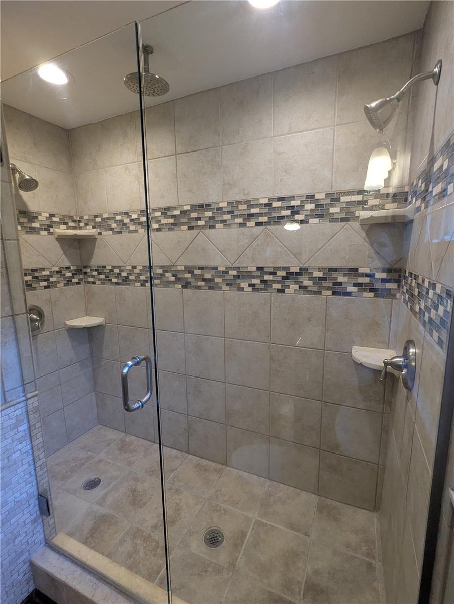 3 shower heads!