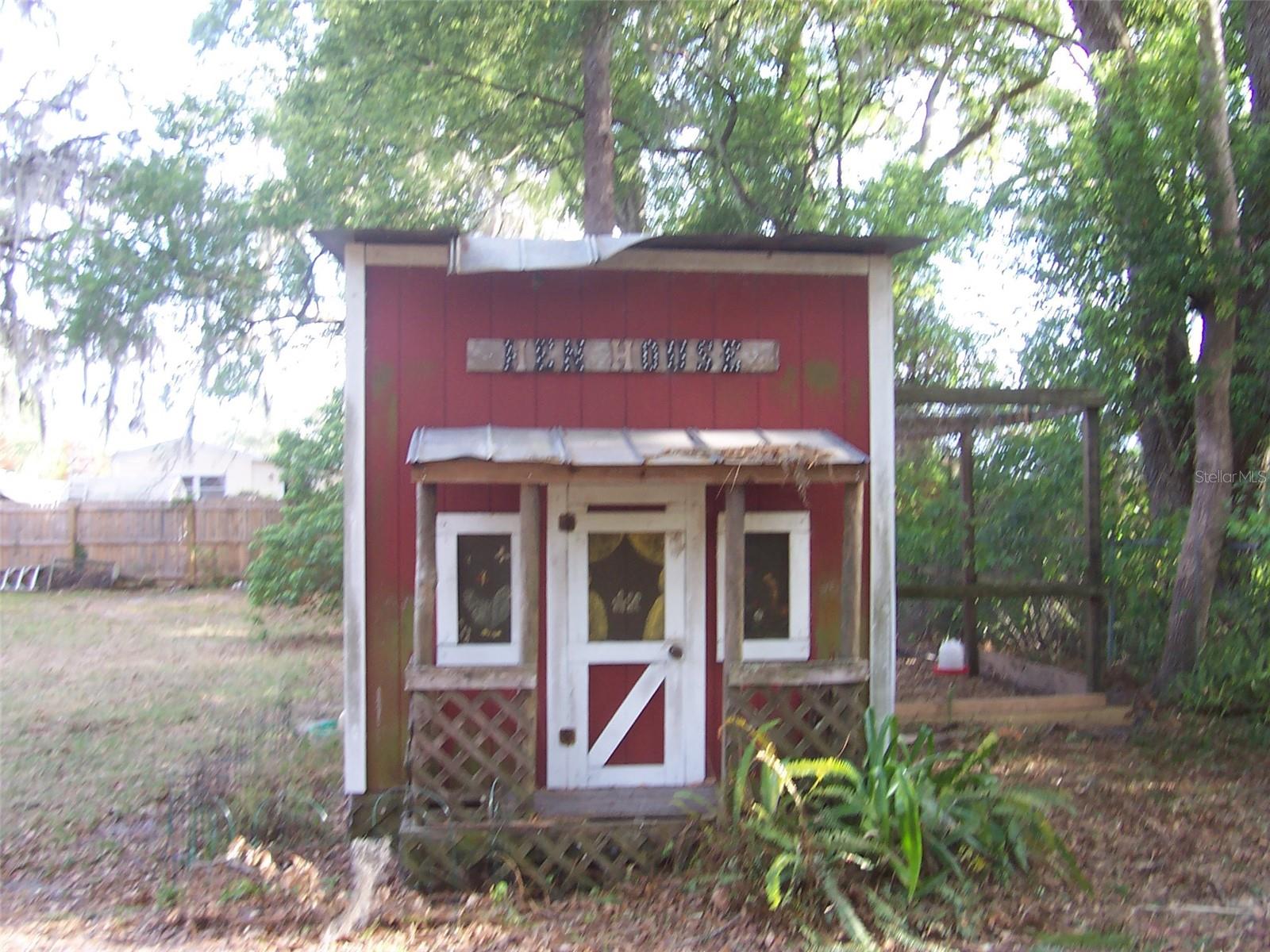 This property even has its own hen house!!