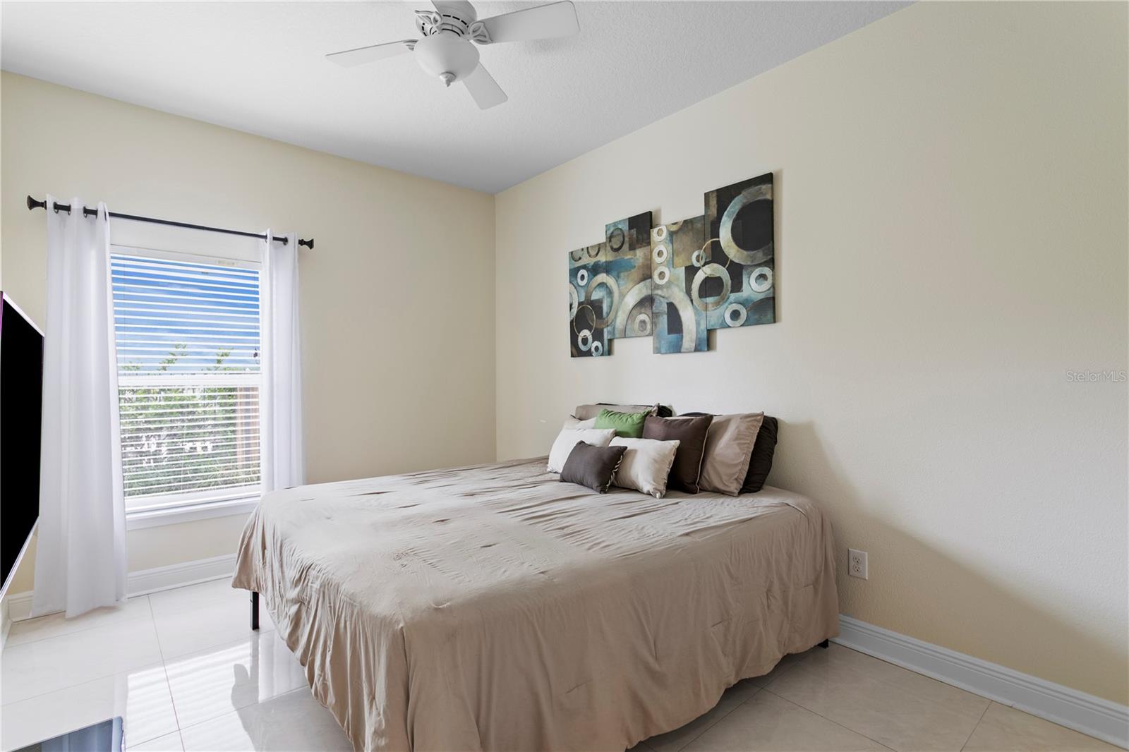 2nd bedroom with ceiling fan