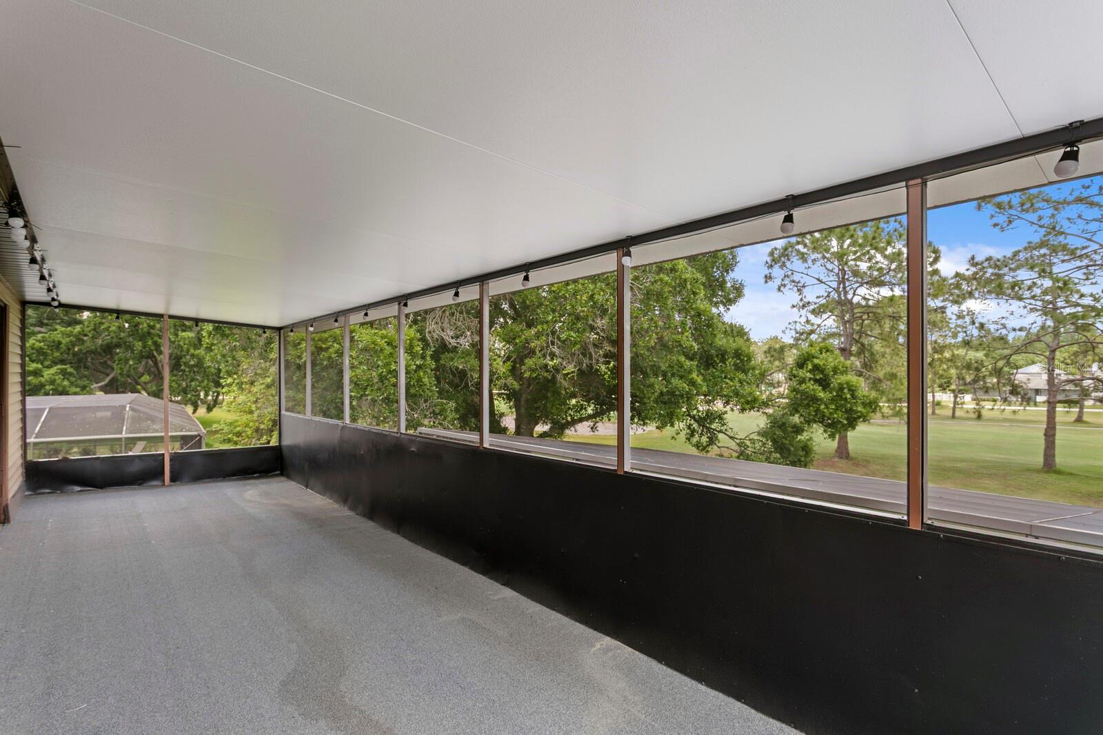 Large 2nd floor screen-enclosed balcony
