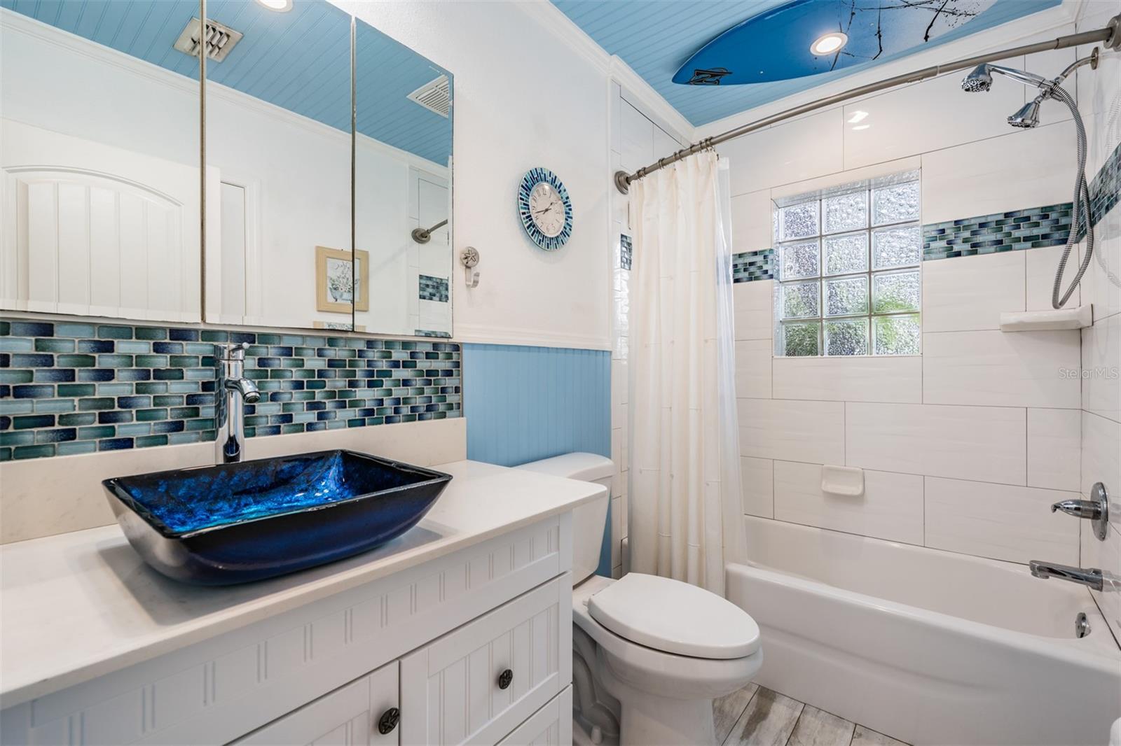 hall bath with all the right accents for a Florida home.